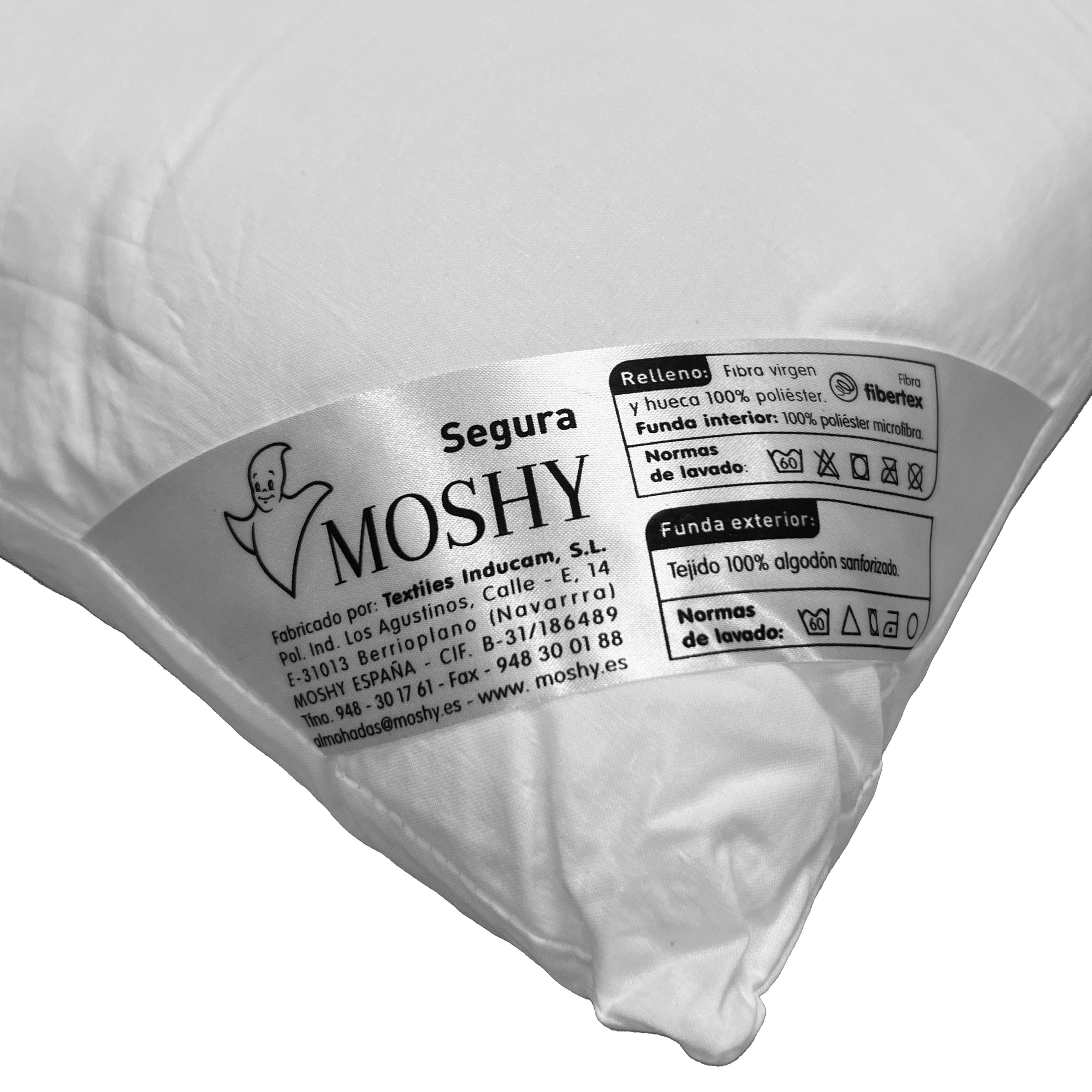 Una almohada blanca con una etiqueta que detalla el relleno y las instrucciones de cuidado.