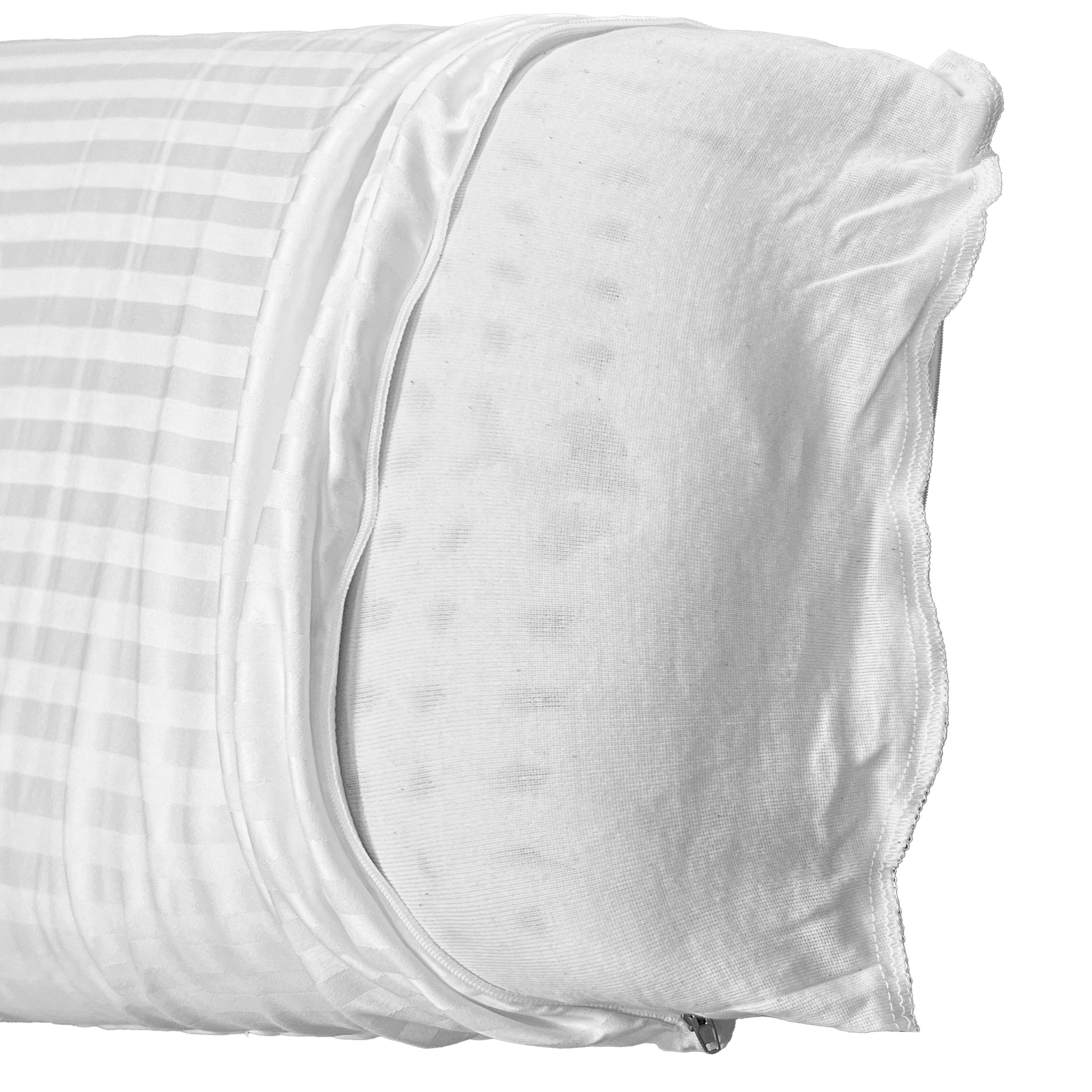 Una almohada blanca a rayas con cremallera abierta que revela el relleno interior.