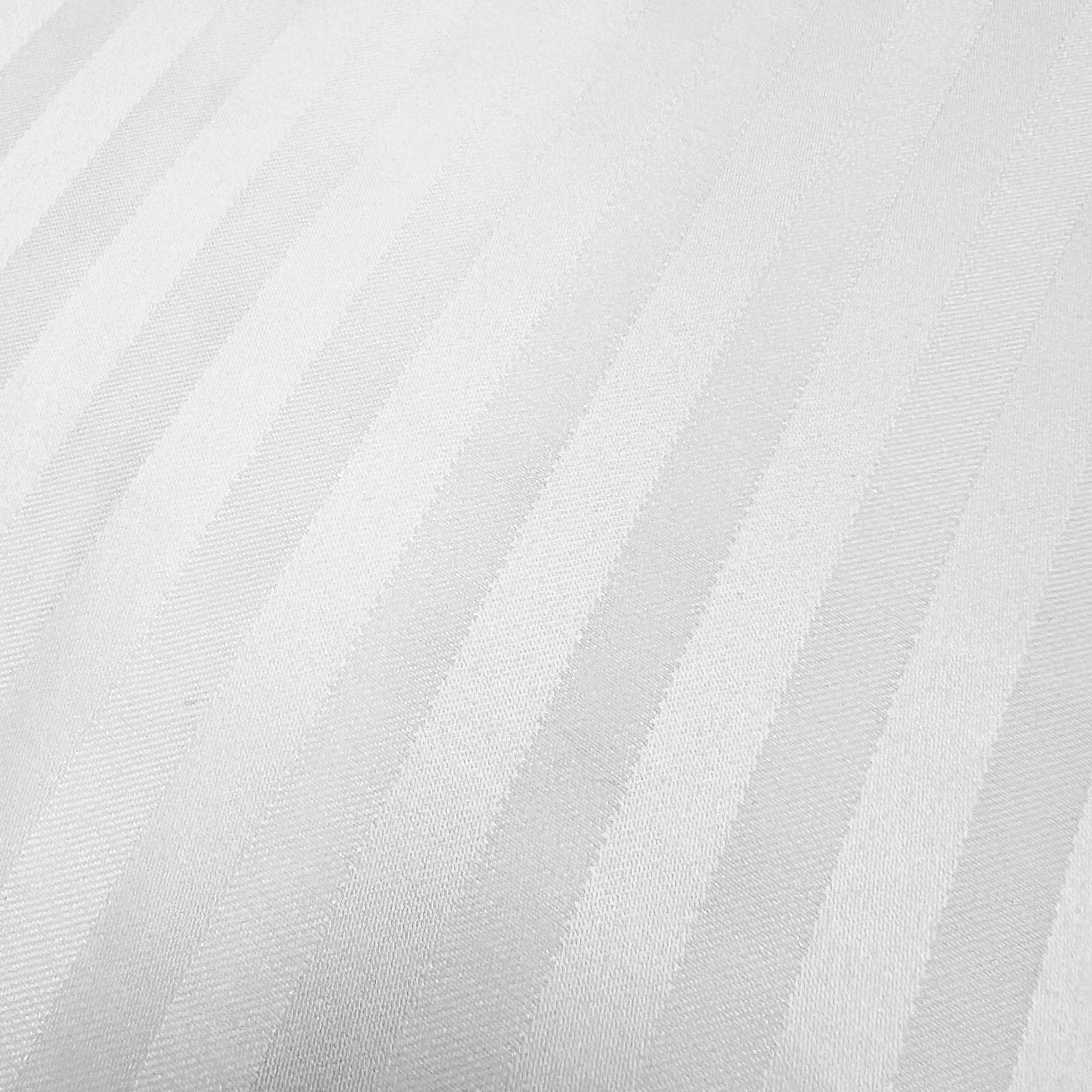 Tejido texturizado blanco con rayas diagonales y patrón tejido.