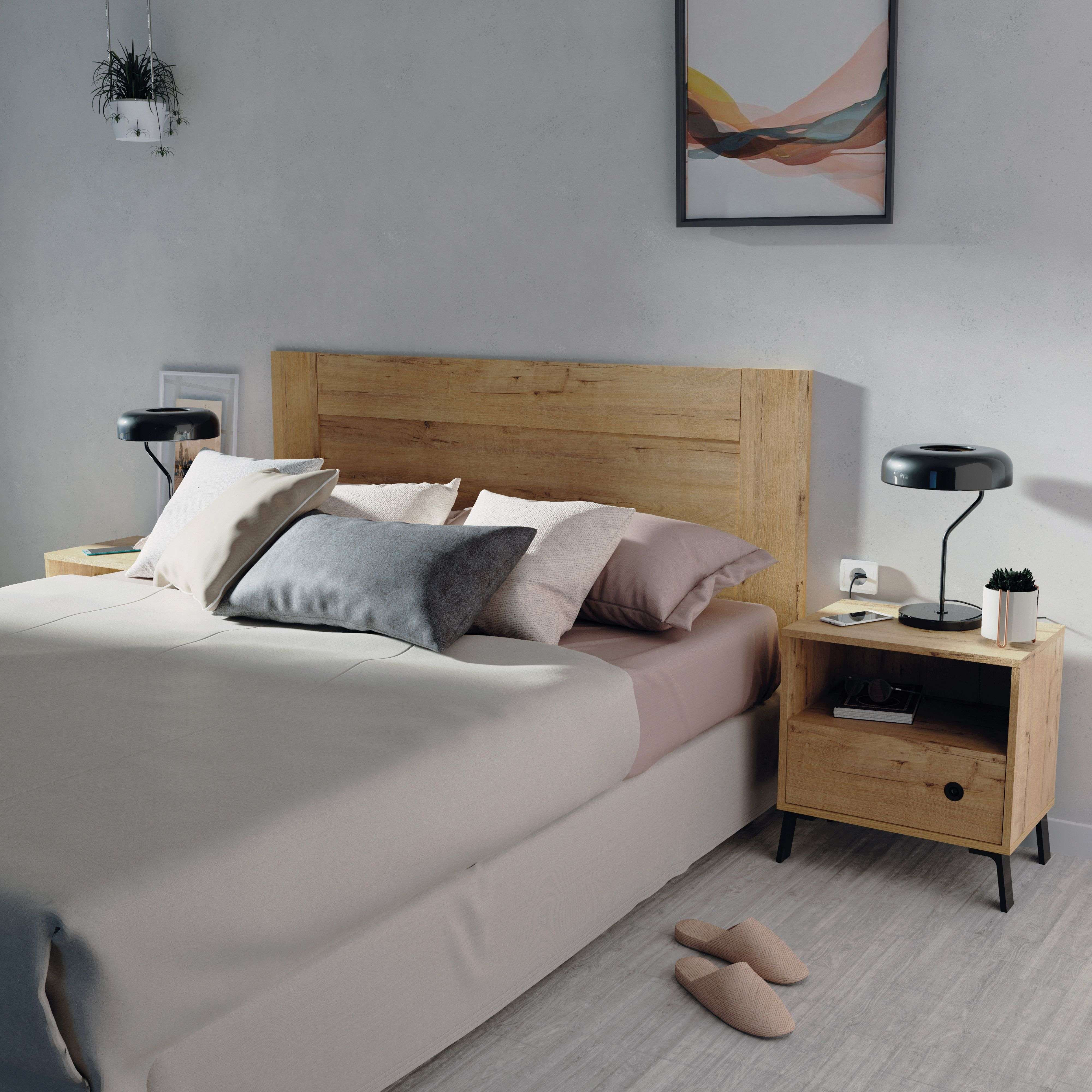 Un dormitorio con cama de madera, mesitas de noche y un cuadro.