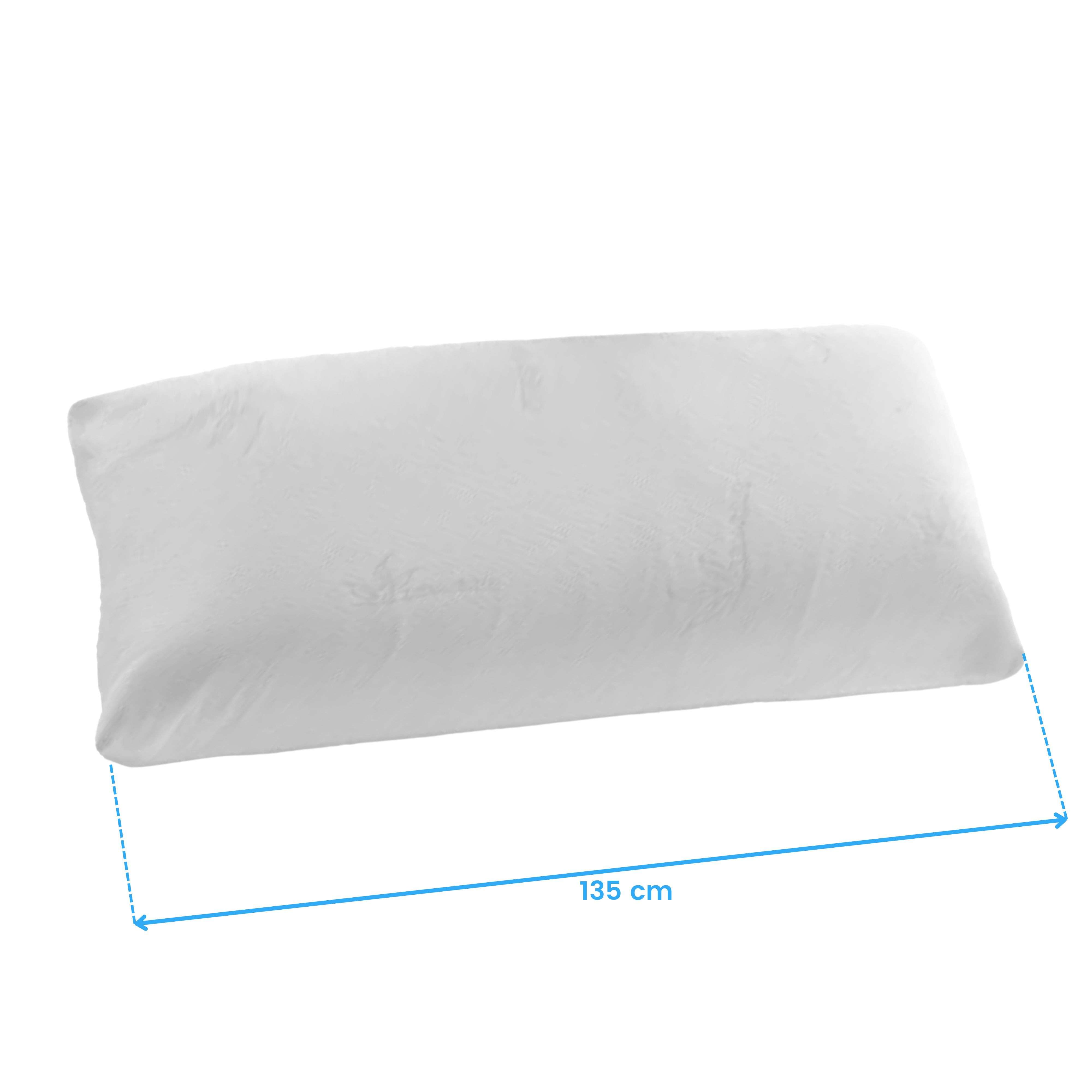 Una almohada blanca con una línea de medición azul de 135 cm.