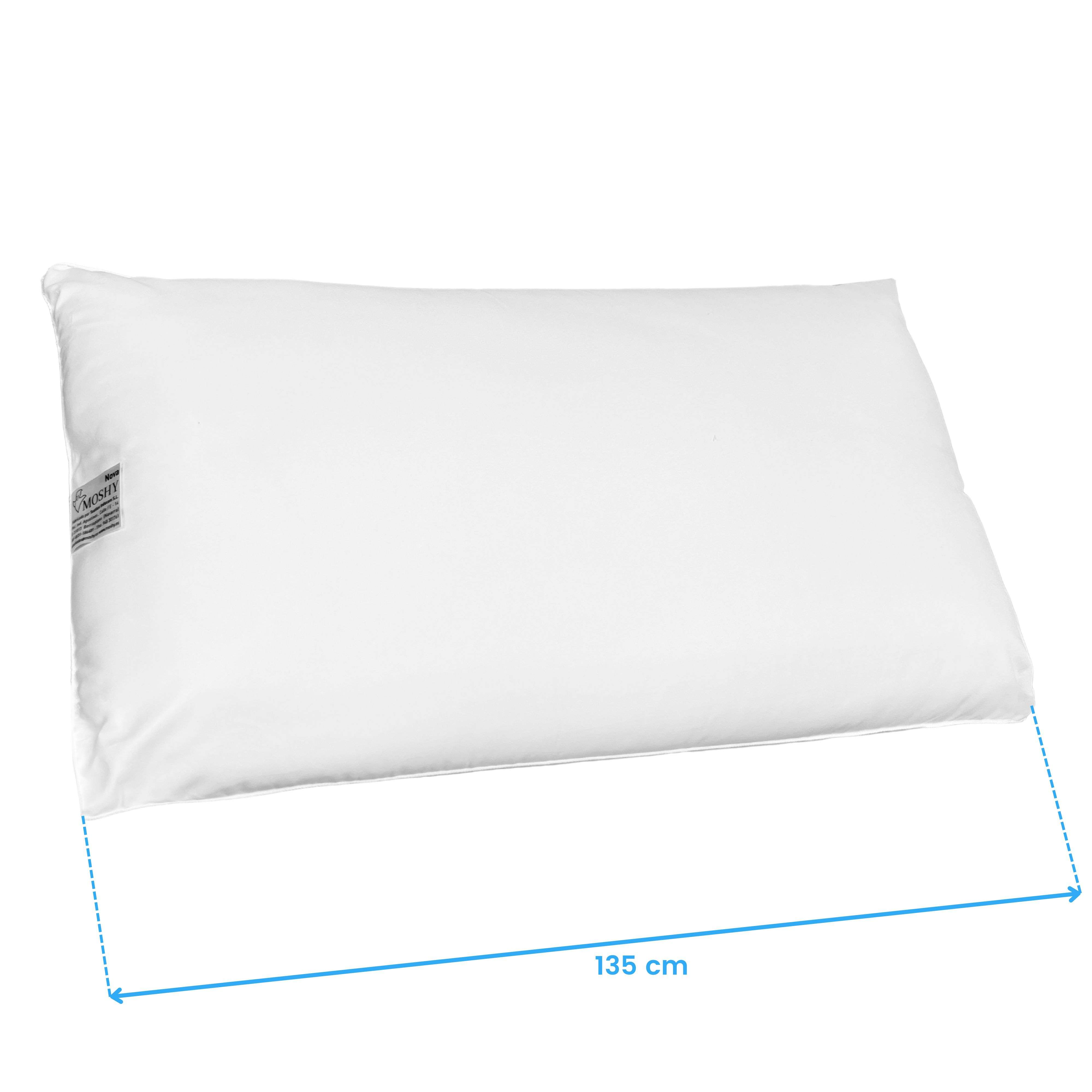 Una almohada blanca con etiqueta 'MOSHY', de 135 cm.