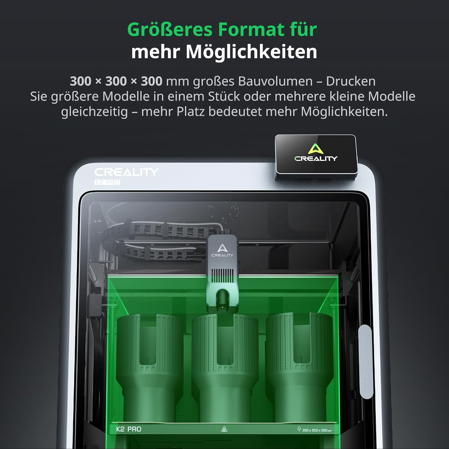 Impresora 3D Creality K2 Pro imprime tres objetos verdes en una placa de 300x300x300mm.