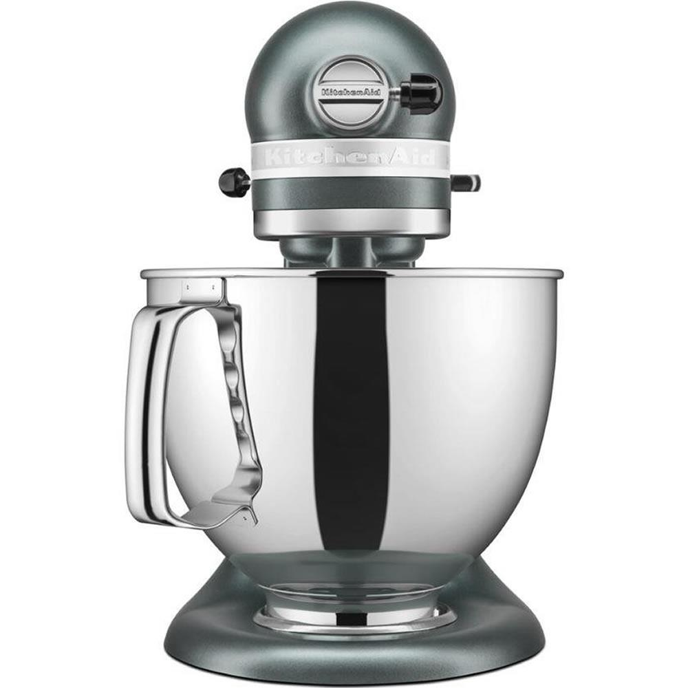Una planetaria KitchenAid grigio metallico con ciotola in argento lucido.