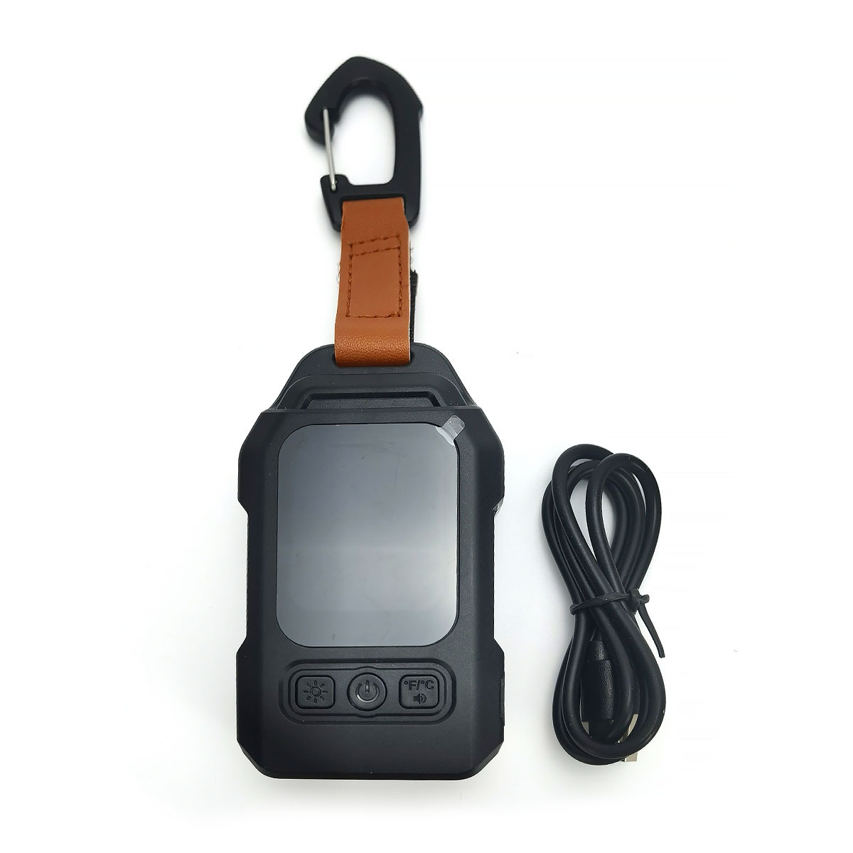 Schwarzes Thermometer mit Karabiner, Lederlasche und USB-Kabel auf weißem Hintergrund.