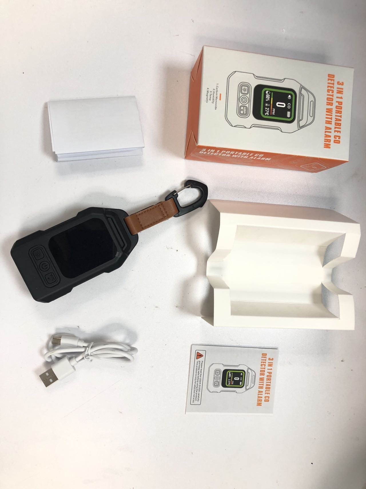 Ein tragbares CO-Messgerät mit Alarm, USB-Kabel, Anleitung und Verpackung.