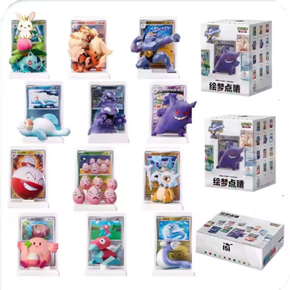 Pokémon-Figuren und Sammelkarten in Display-Boxen.