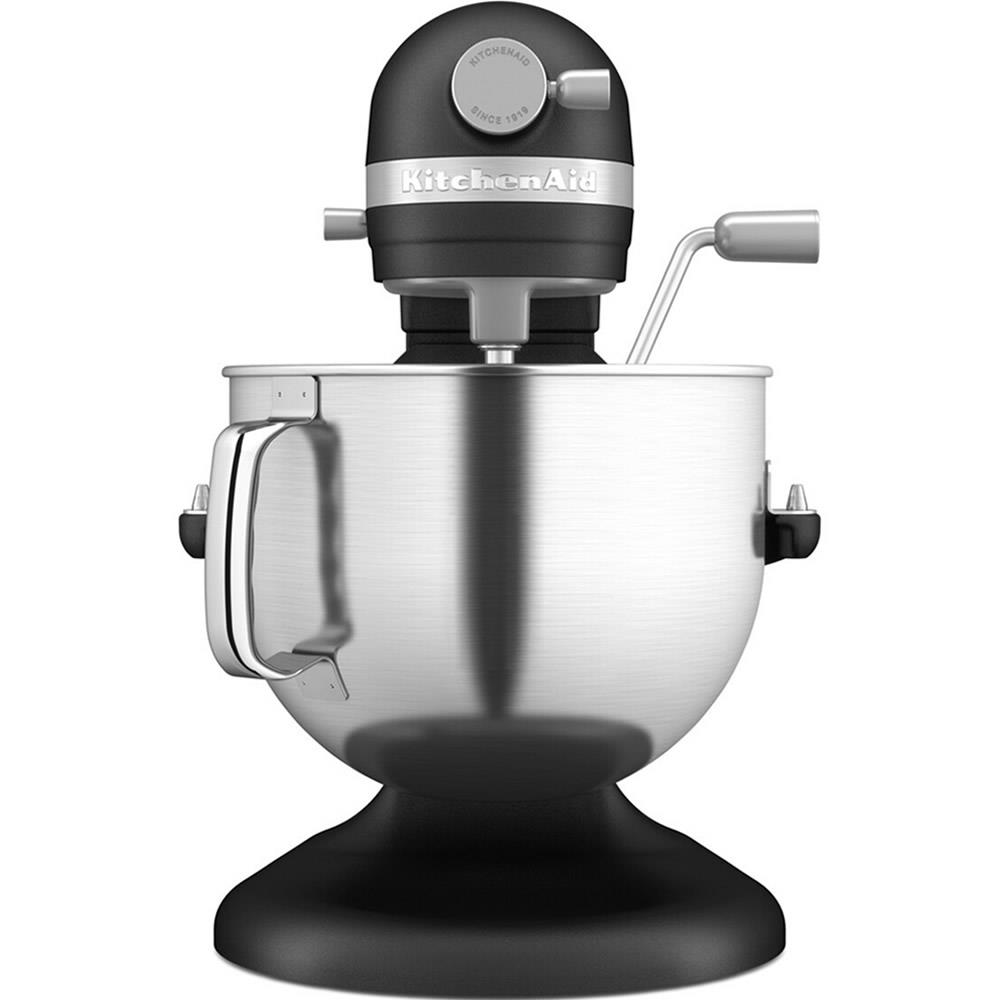 Paslanmaz çelik hazne ve gümüş karıştırma koluna sahip siyah KitchenAid stand mikser.