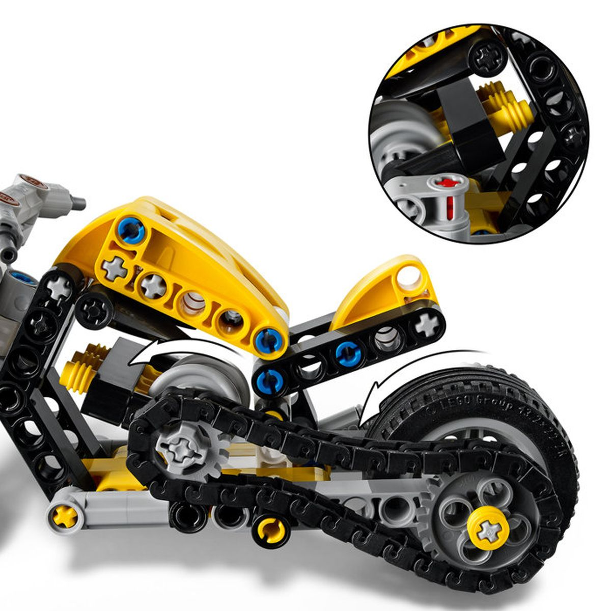 Primer plano de un modelo de motocicleta LEGO amarillo con cadena y rueda.