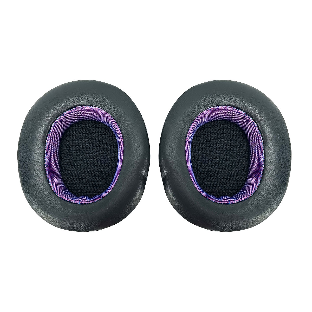 Due cuscinetti auricolari neri con finiture in tessuto viola e blu su sfondo bianco.