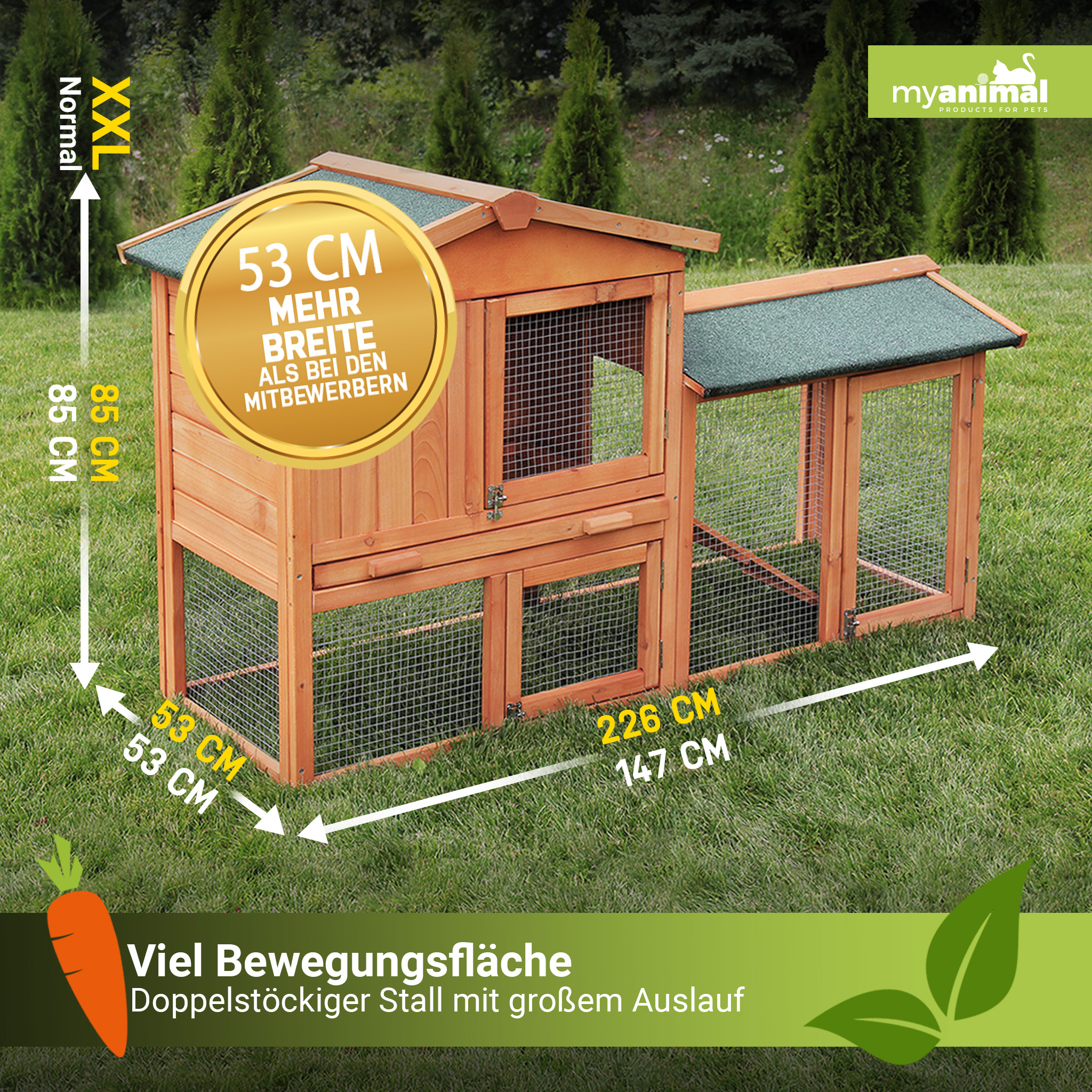 Ein zweistöckiger Holzstall mit Auslauf auf dem Rasen.