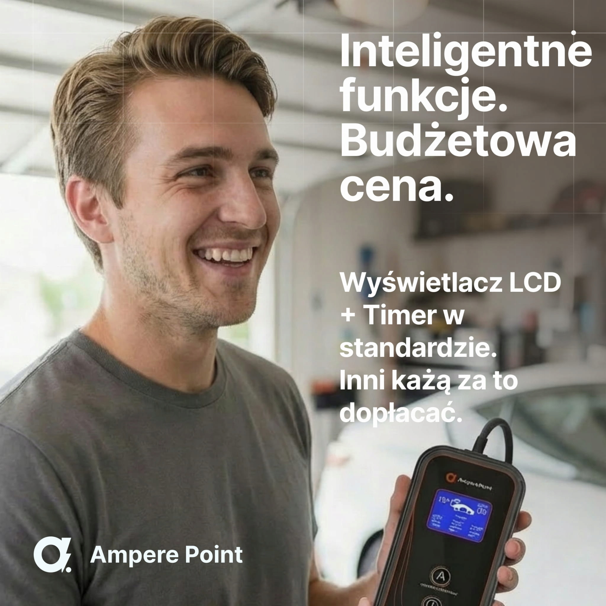 Mężczyzna trzyma ładowarkę z ekranem LCD. Tekst: Inteligentne funkcje. Budżetowa cena.