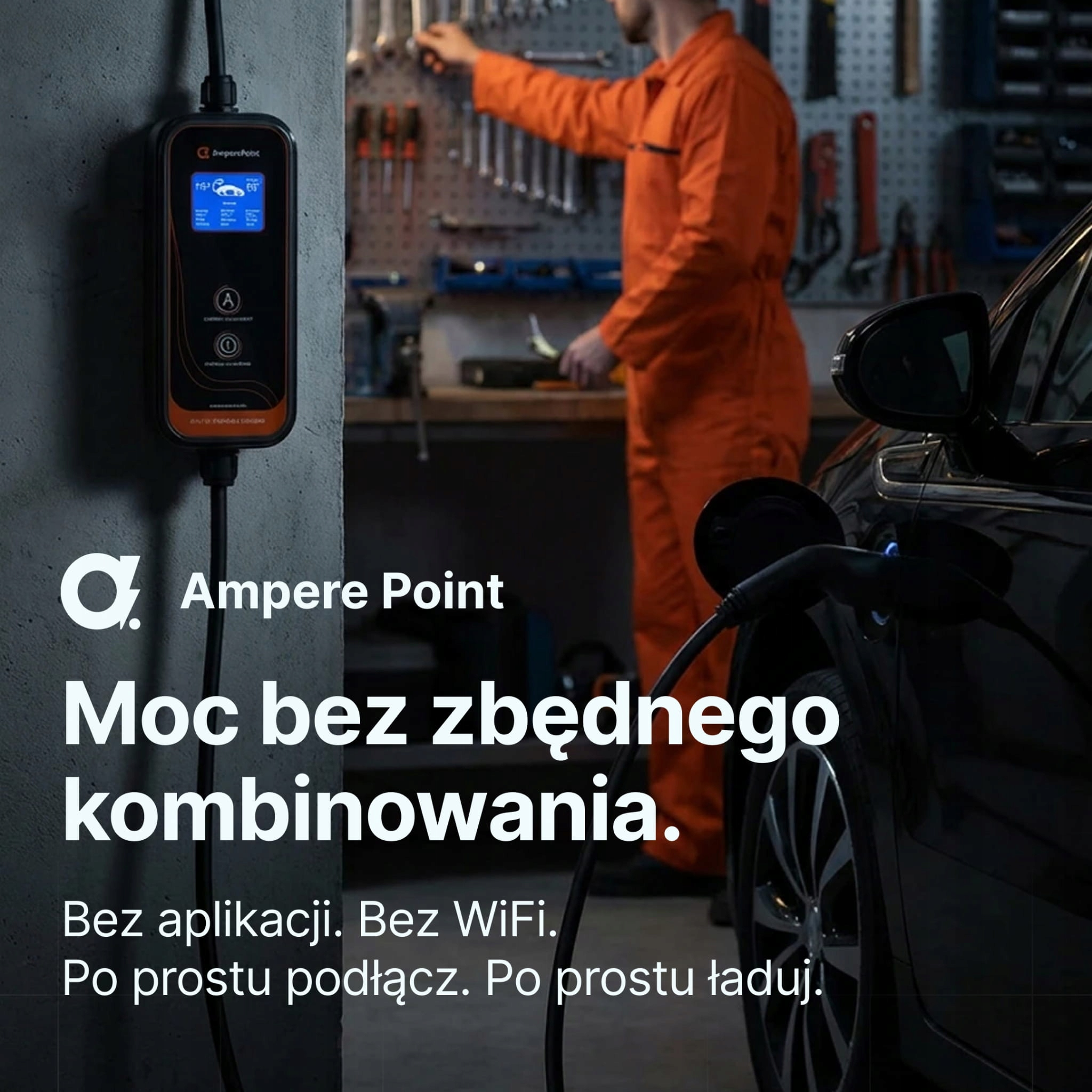 Mężczyzna w pomarańczowym kombinezonie ładuje samochód elektryczny. Ładowarka ścienna.