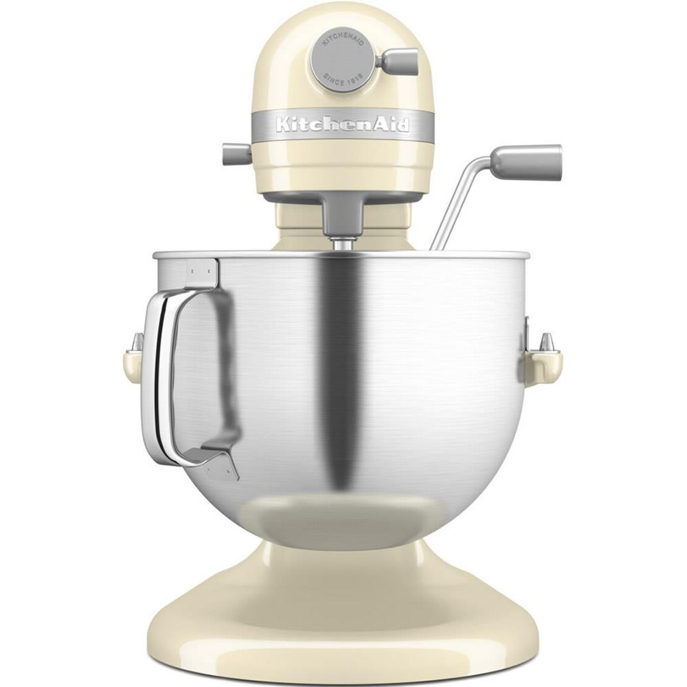 Ein cremefarbener Küchenmaschinen-Standmixer mit poliertem Metallschüssel.