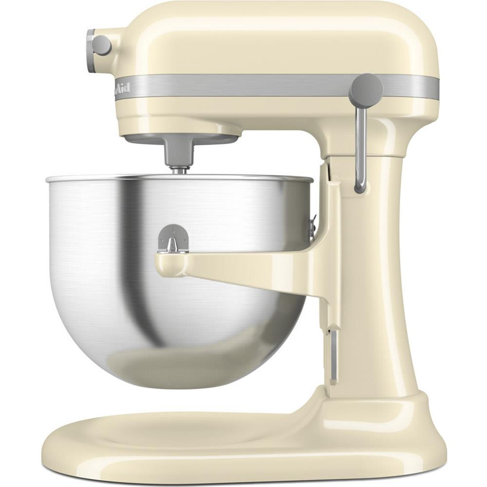 Ein cremefarbener Küchenmixer mit Edelstahlschüssel steht vor weißem Hintergrund.