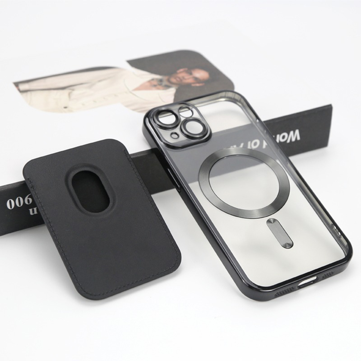 Custodia trasparente con anello magnetico nero e custodia porta carte nera.