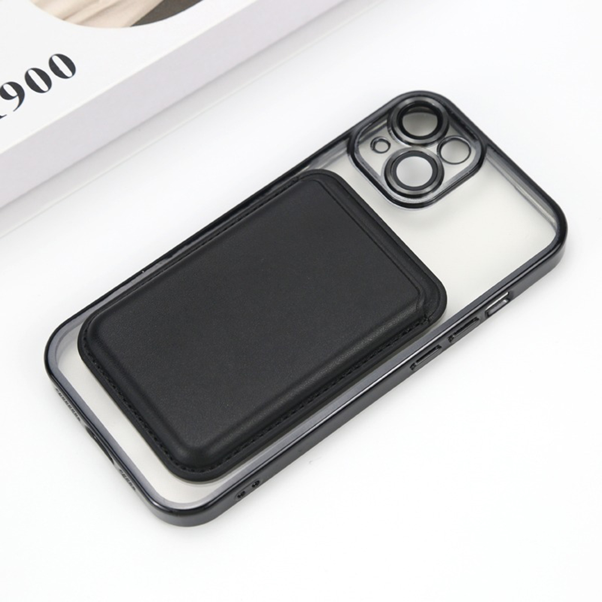 Custodia nera per telefono con dettaglio in pelle e foro fotocamera.