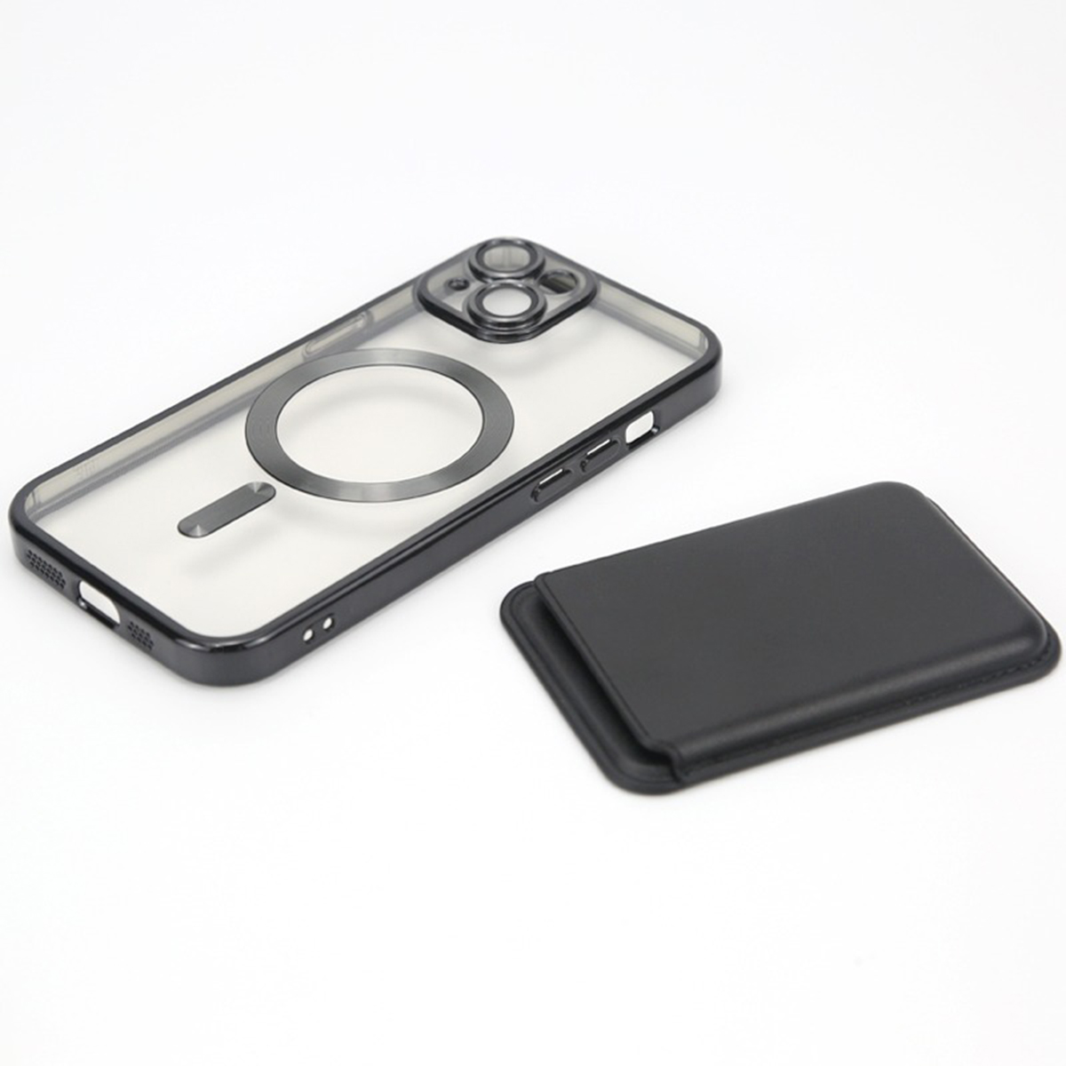 Custodia trasparente per telefono con cornice nera e anello MagSafe accanto a un portafoglio nero.