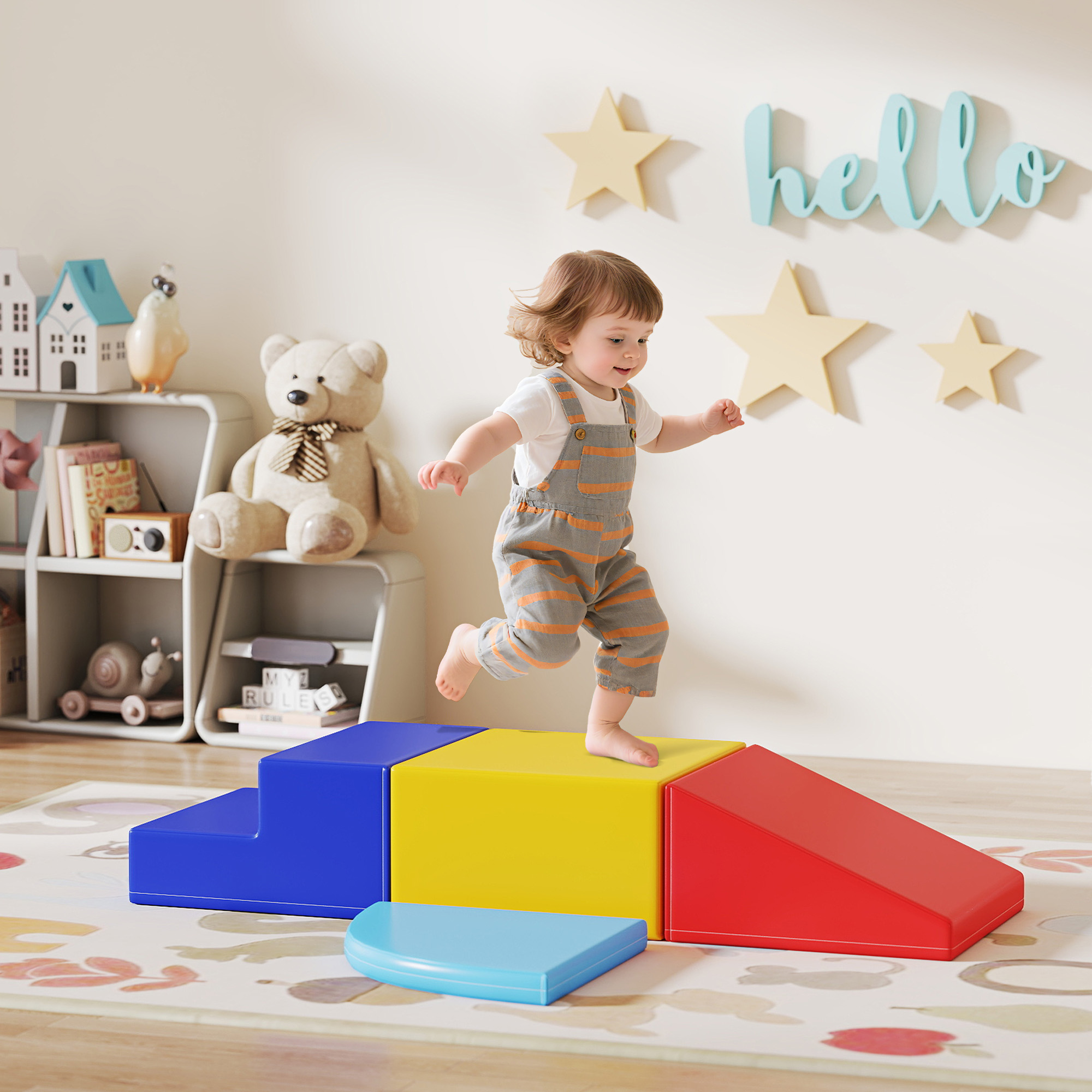 Niño pequeño con peto trepa escalones de juego coloridos. Oso de peluche y estrellas.