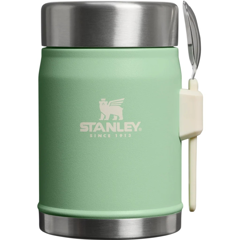 Yan tarafına takılı gümüş kapaklı ve gümüş kaşıklı açık yeşil Stanley mama kabı.
