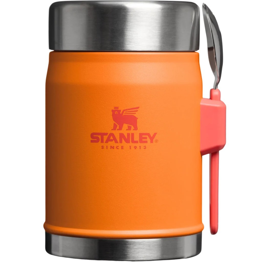 Gümüş kapaklı, kaşıklık turuncu Stanley termos.