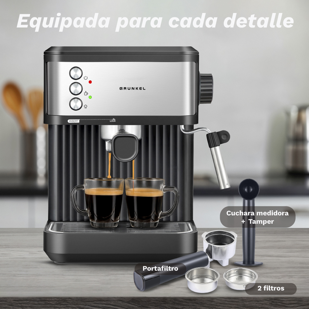 Una cafetera espresso negra y plateada con dos tazas de café, accesorios al lado.
