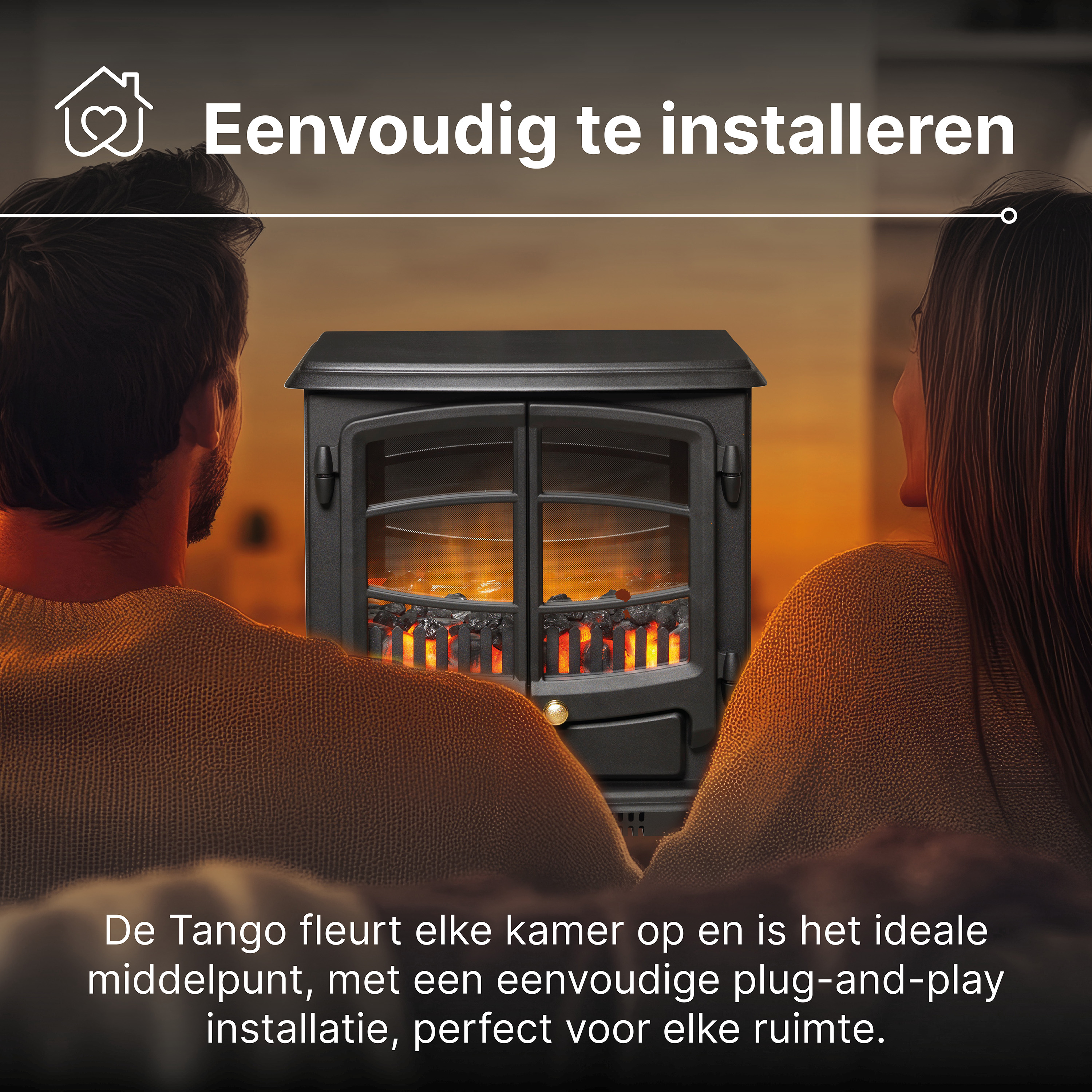 Een man en vrouw kijken naar een elektrische haard.