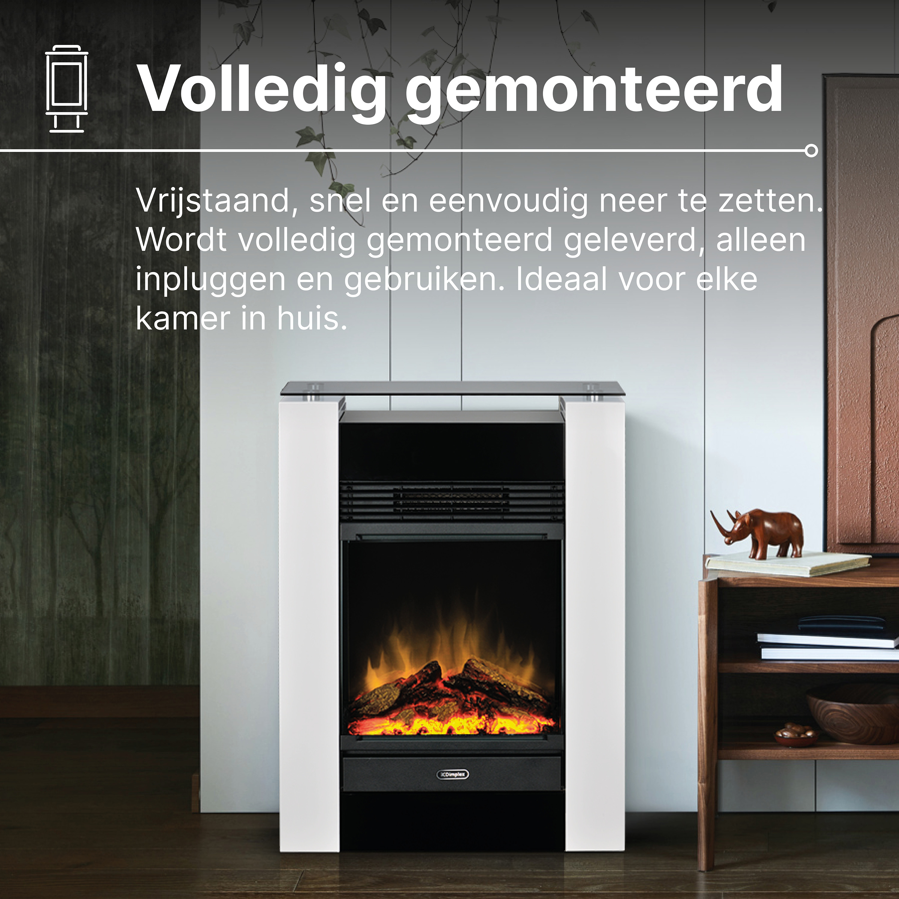 Een vrijstaande elektrische haard met vlammen en houtblokken. Rechts een houten rek.