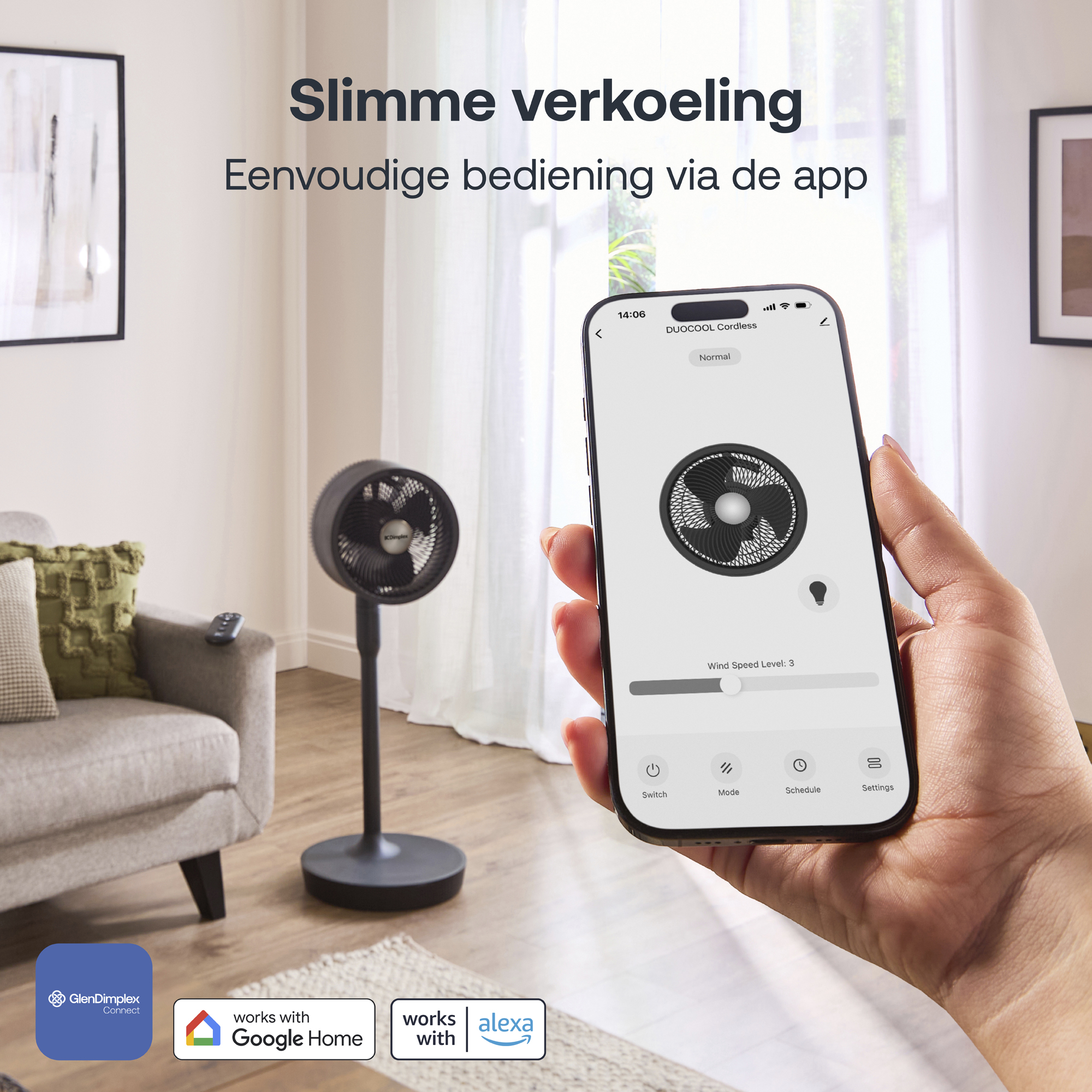 Een zwarte staande ventilator naast een bank. Een hand houdt een smartphone vast met een app die de ventilator bedient.