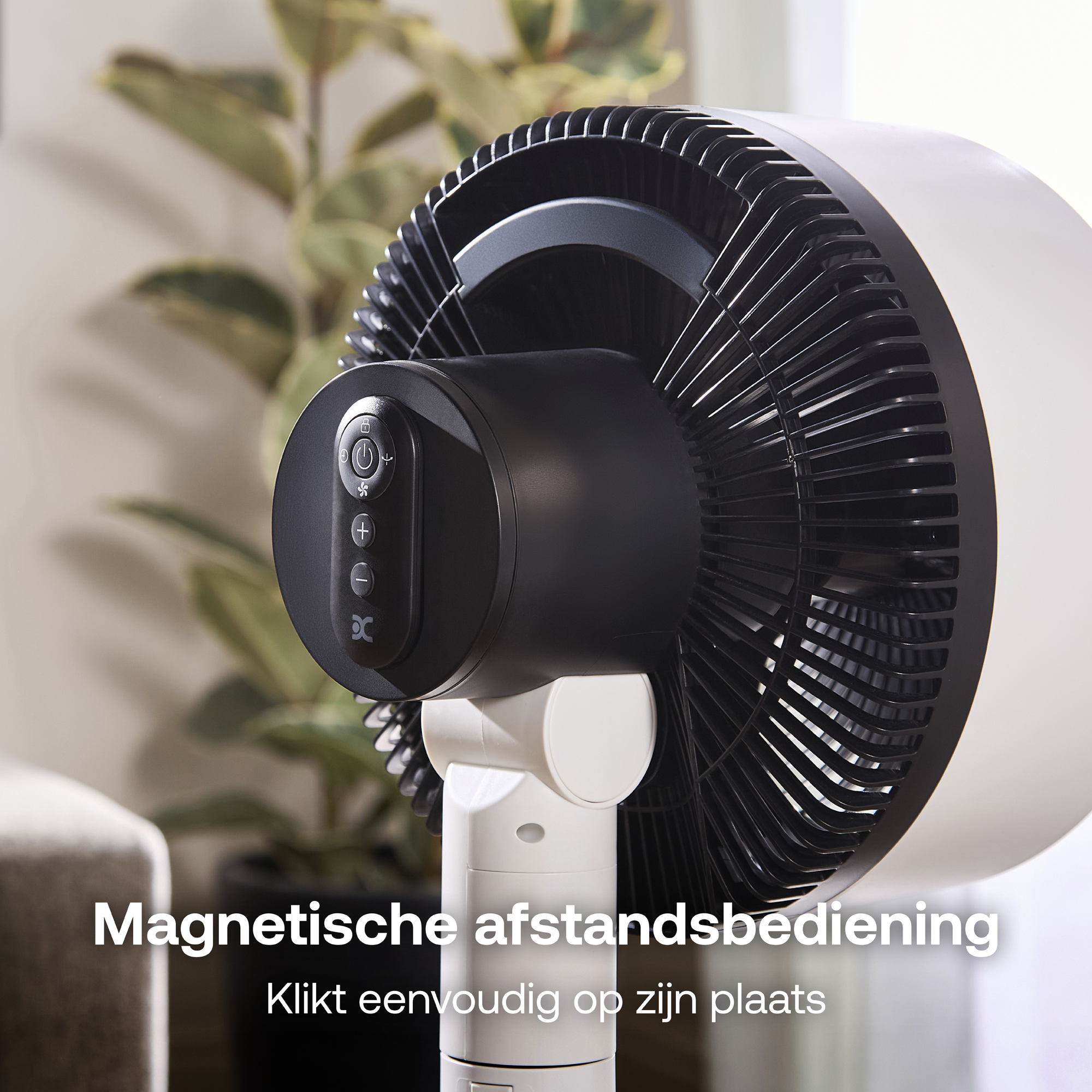 Close-up van een witte ventilator met zwarte afstandsbediening en knoppen.