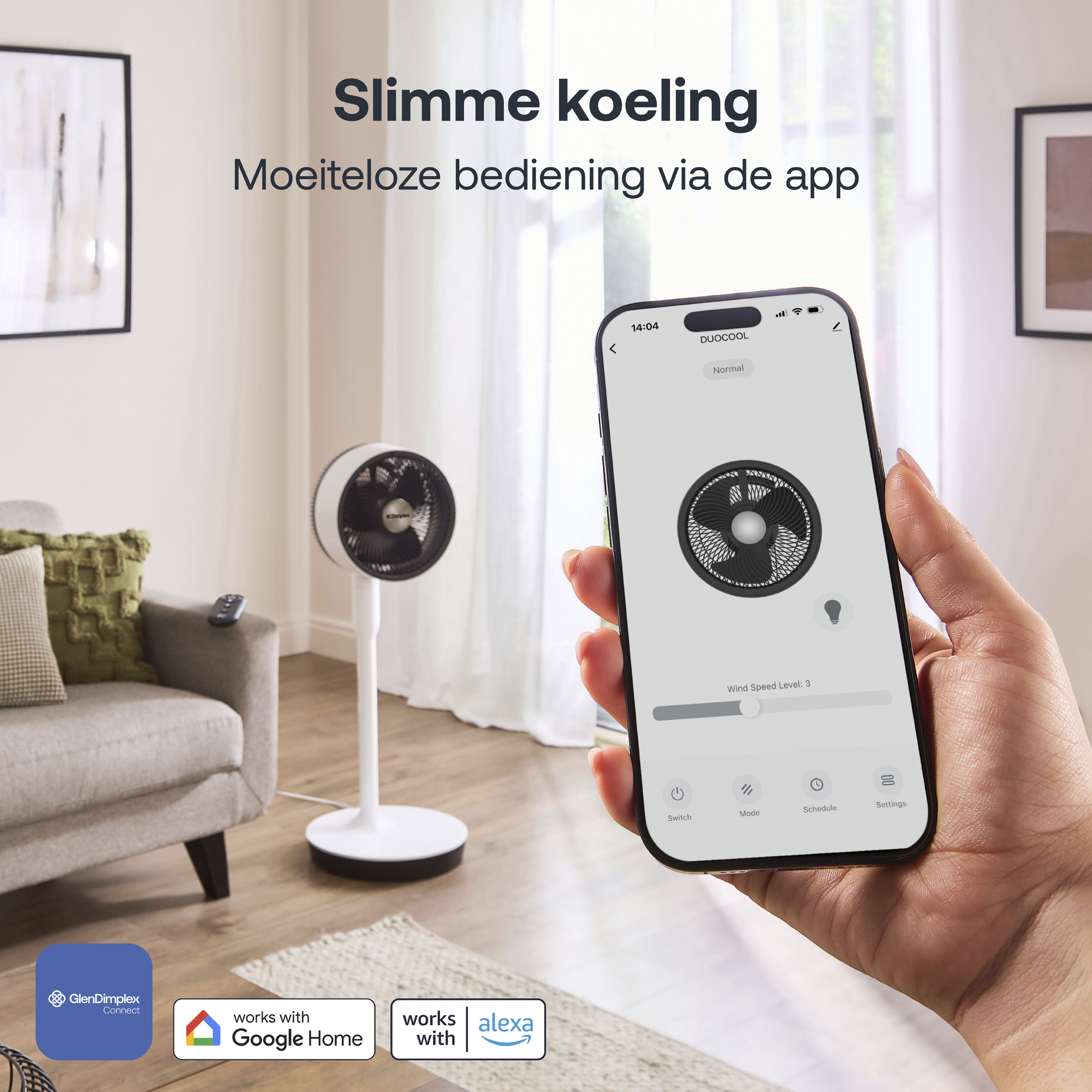 Een witte ventilator staat naast een bank. Een hand houdt een telefoon vast met ventilatorbediening.