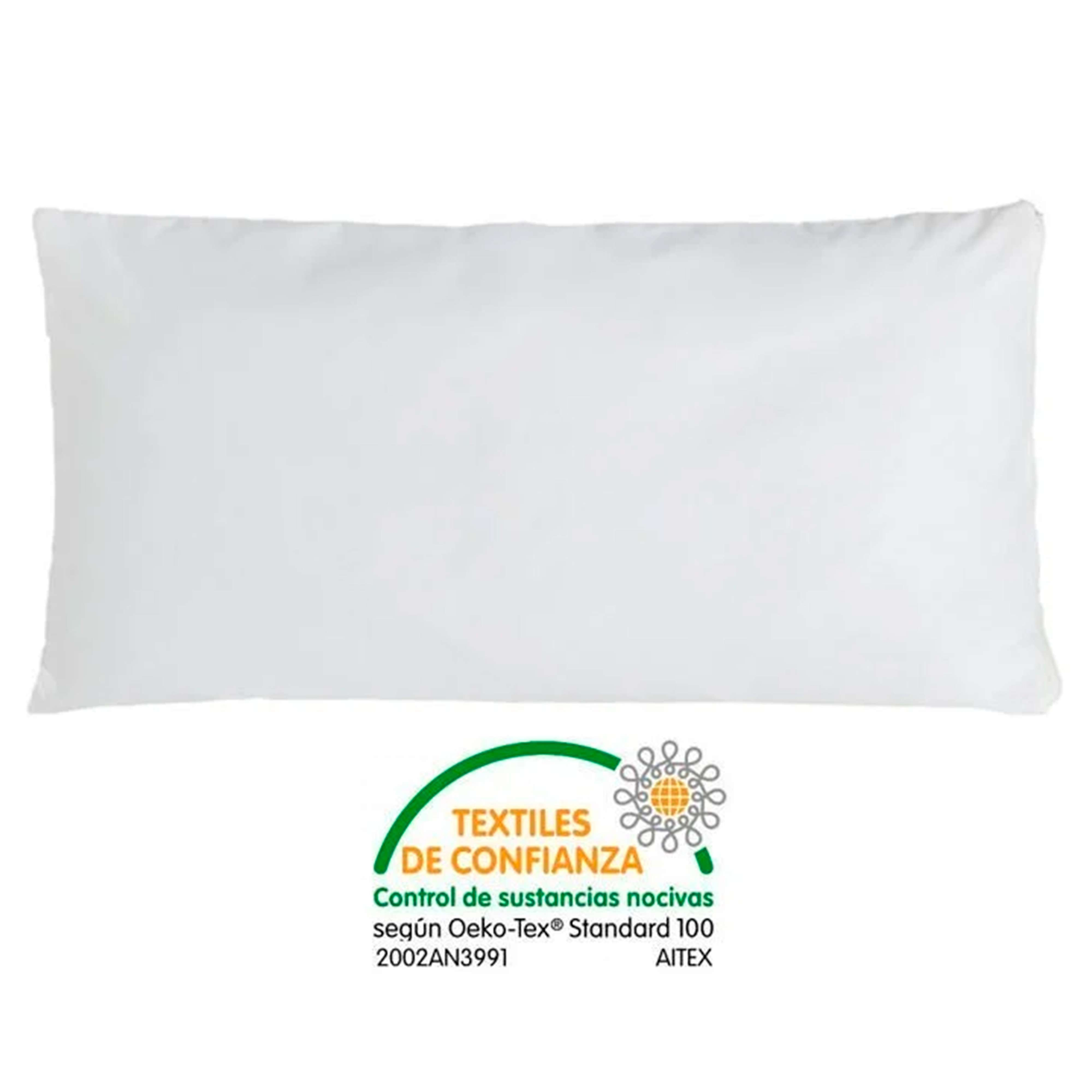 Una almohada blanca con sello Oeko-Tex que indica probada para sustancias nocivas.