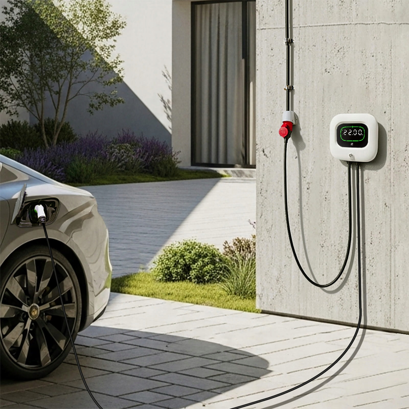 Samochód elektryczny ładuje się obok domu ze stacją ładowania.