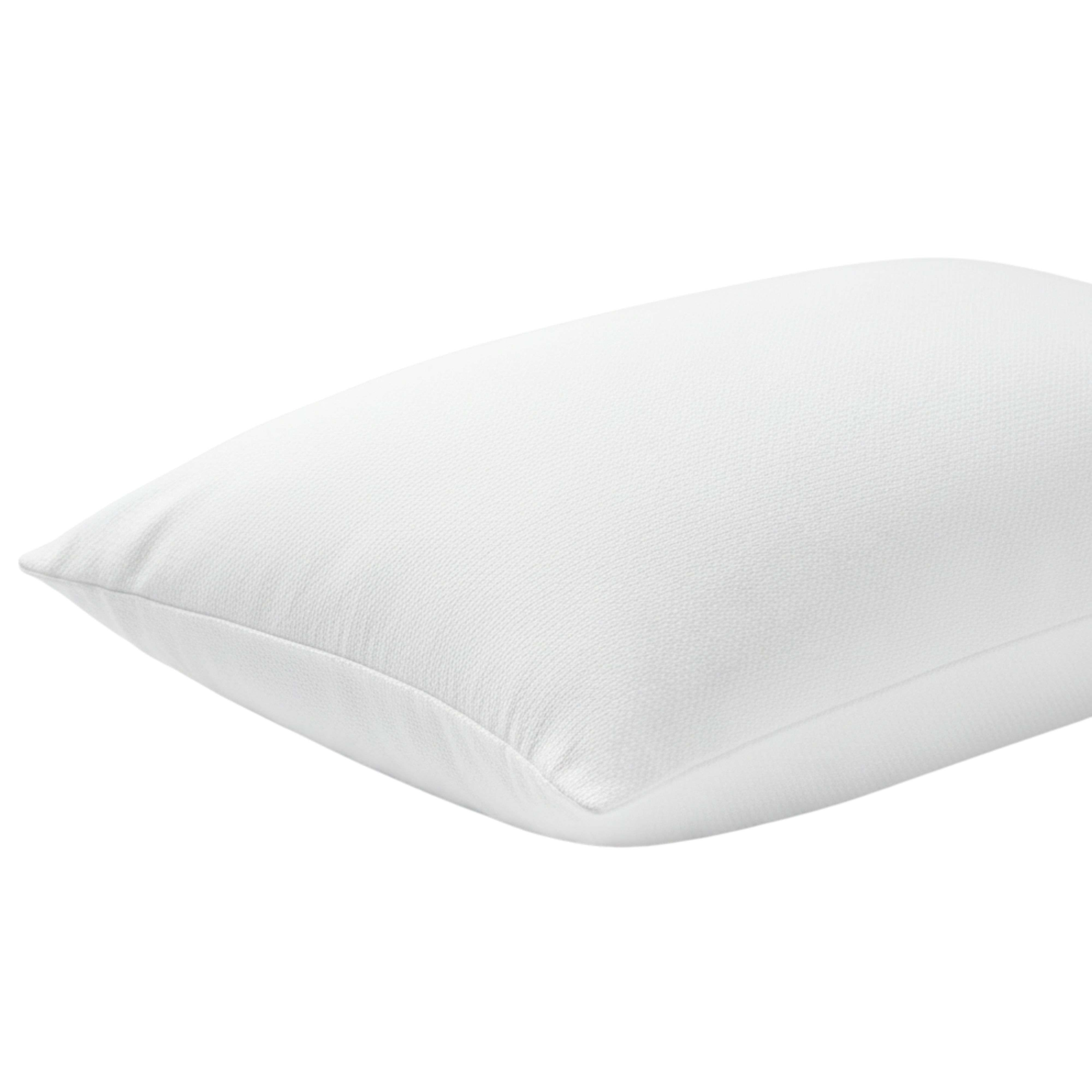 Una almohada blanca con superficie texturizada sobre fondo blanco.