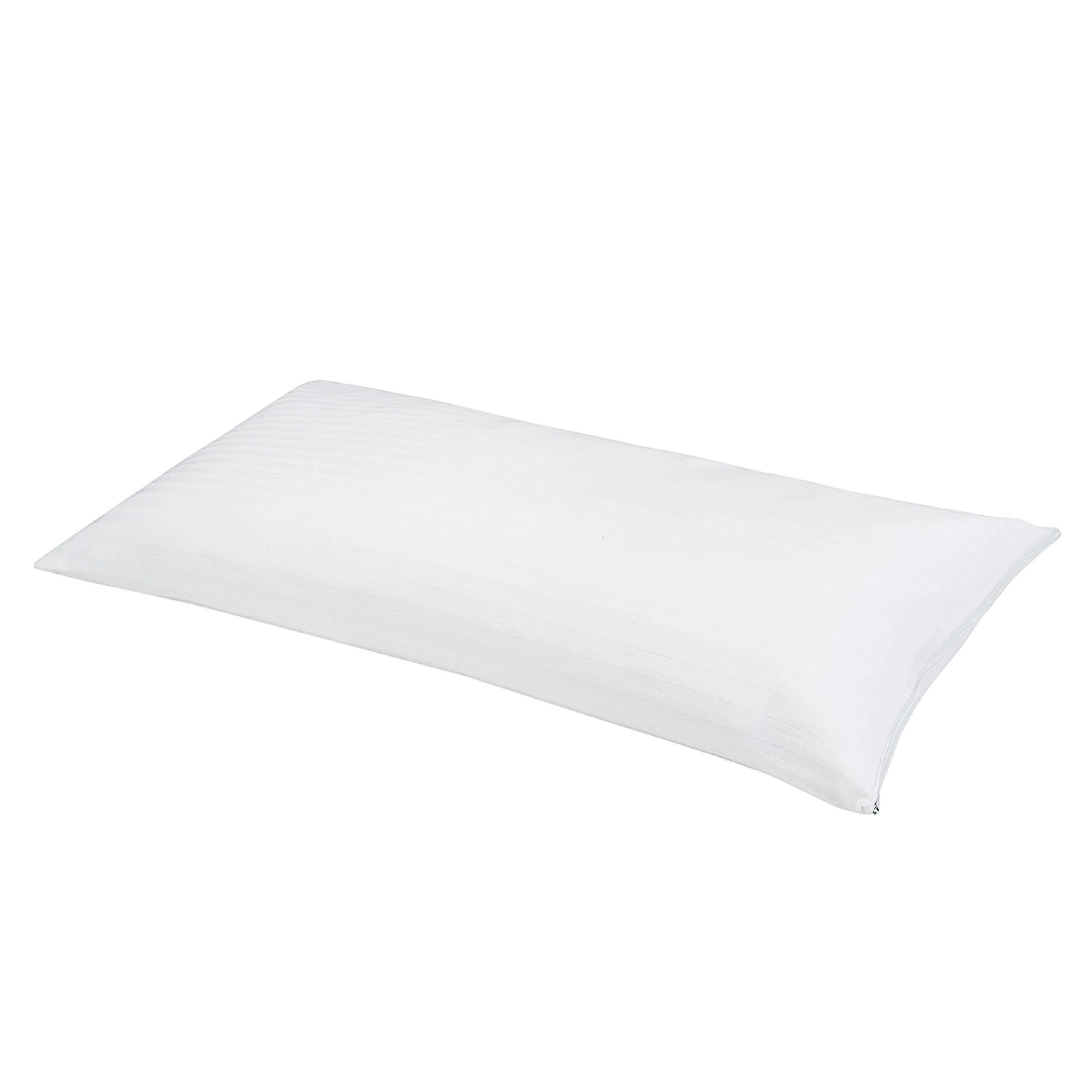 Una almohada blanca con finas rayas y cremallera. Aislada en blanco.