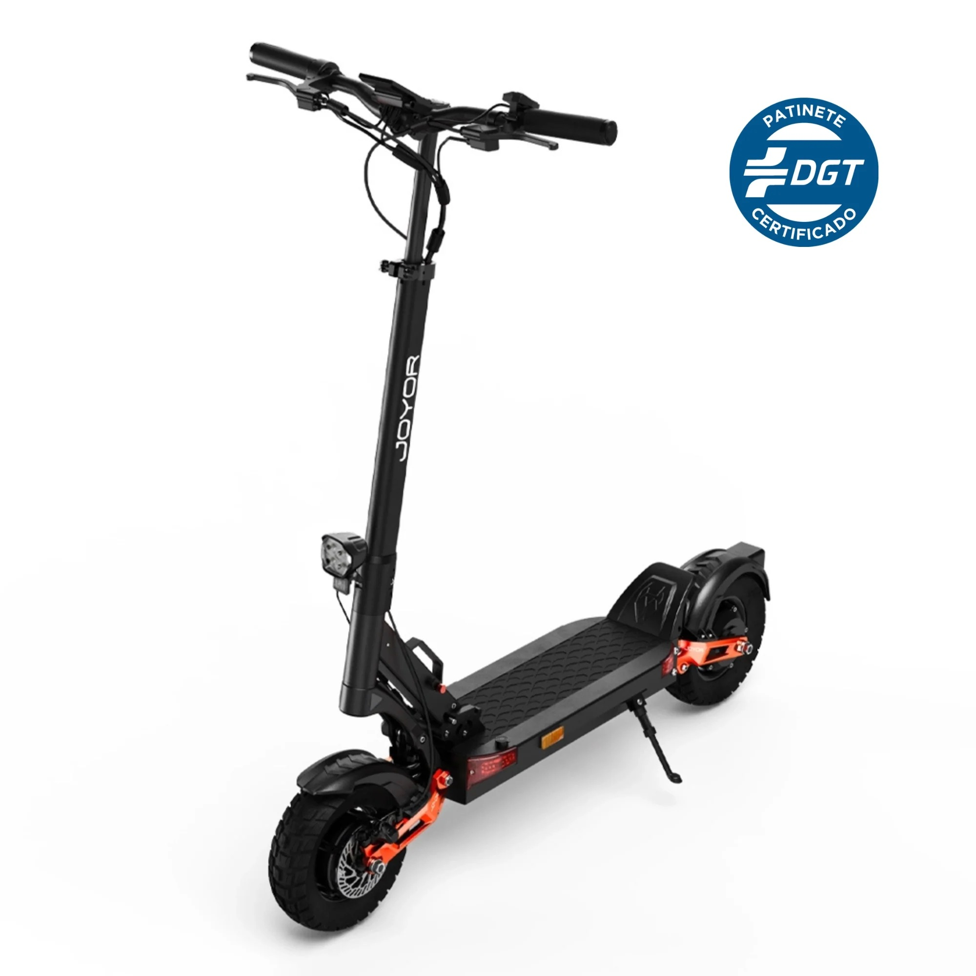 Patinete eléctrico negro con ruedas anchas, detalles naranjas y pegatina de certificación DGT.