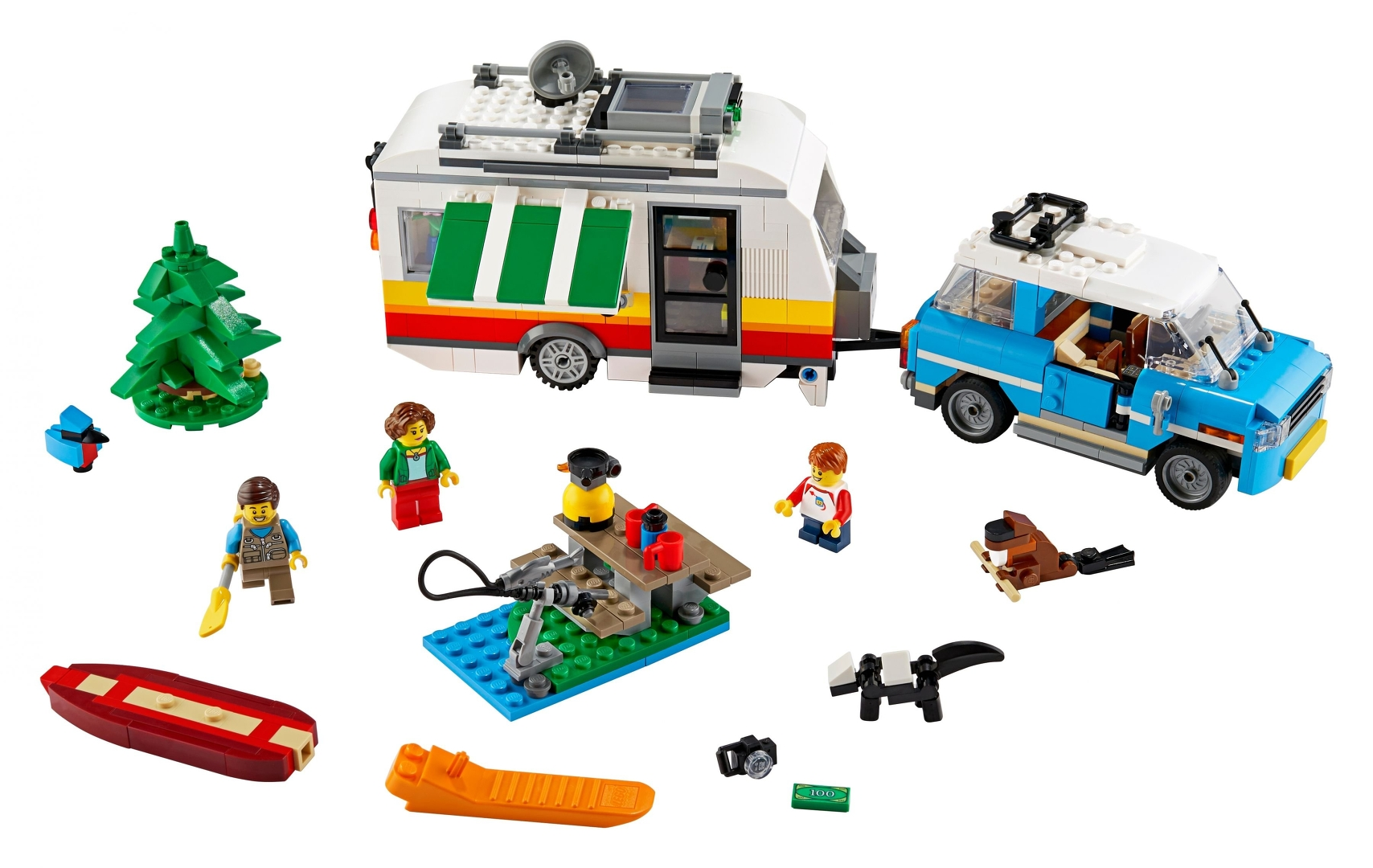 Buntes Lego-Set mit Wohnwagen, Auto, Figuren, Baum, Boot und Picknicktisch.