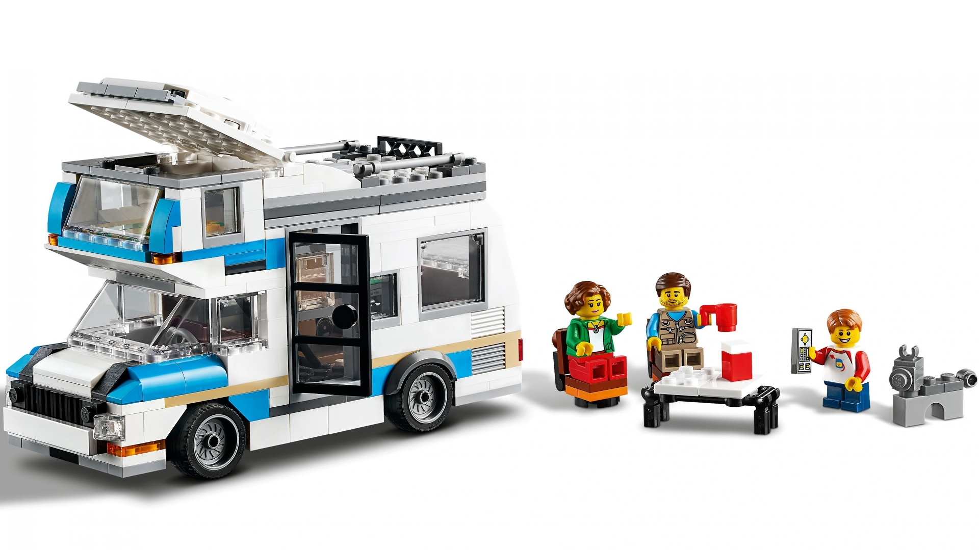 Ein Lego-Wohnmobil mit drei Minifiguren und Zubehör auf weißem Hintergrund.