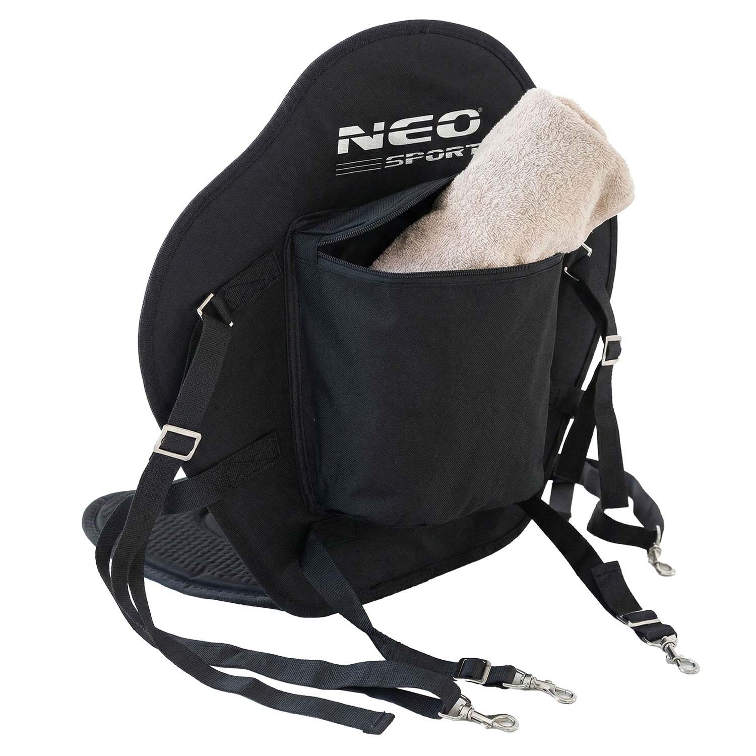 Czarny plecak z kieszenią z przodu trzymającą beżowy ręcznik, białe logo.