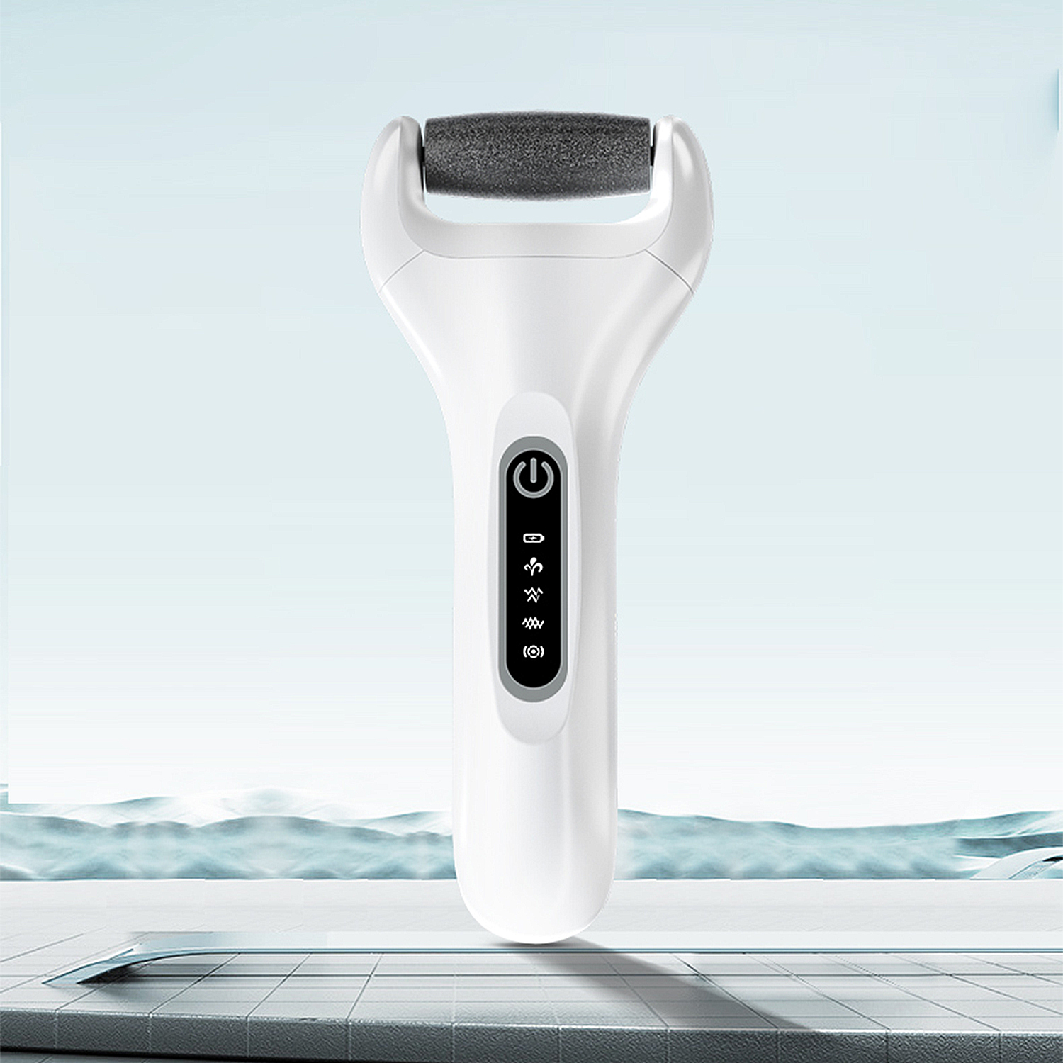 Un dispositivo elettrico bianco per la rimozione dei calli con rullo nero poggia su una superficie piastrellata.