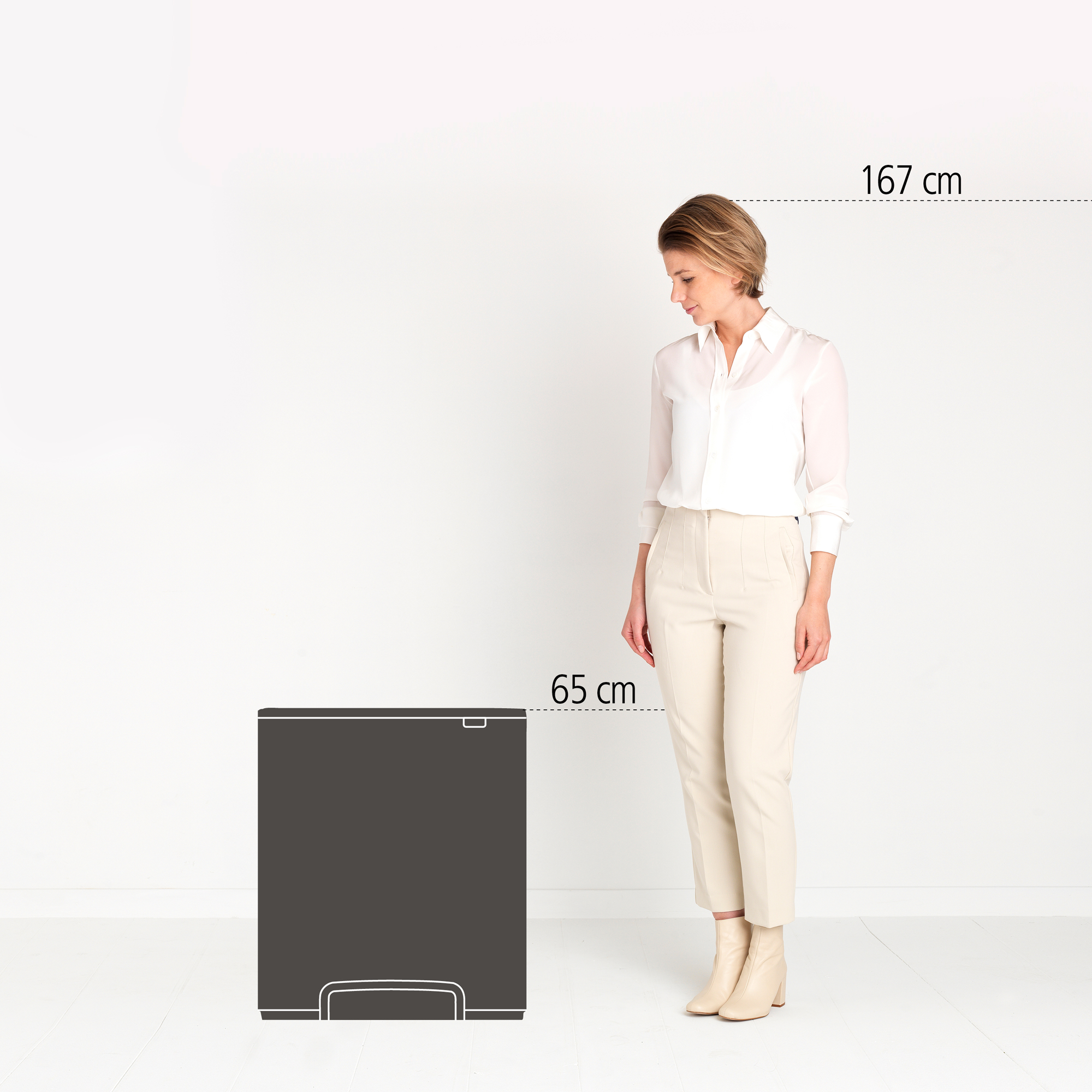 Een vrouw staat naast een donkere doos van 65 cm hoog. Haar lengte is 167 cm.