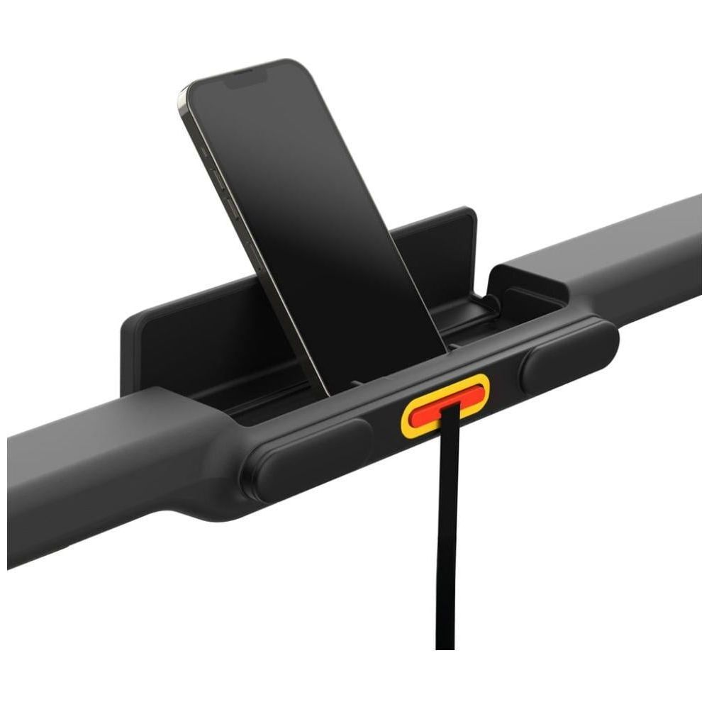 Smartfon spoczywa w czarnym uchwycie z żółtymi i czerwonymi akcentami.