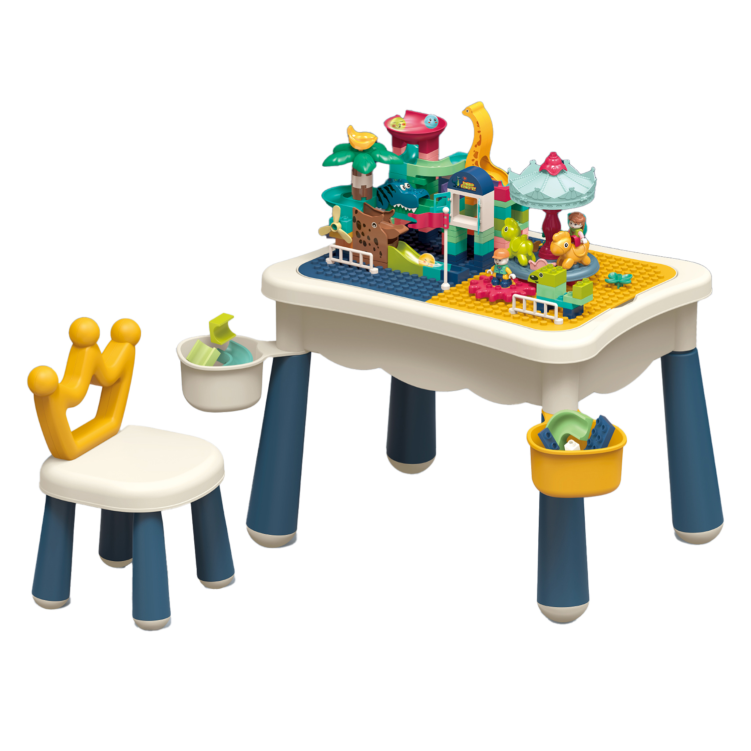 Un tavolo da gioco con sedia, blocchi costruiti, animali e figure.