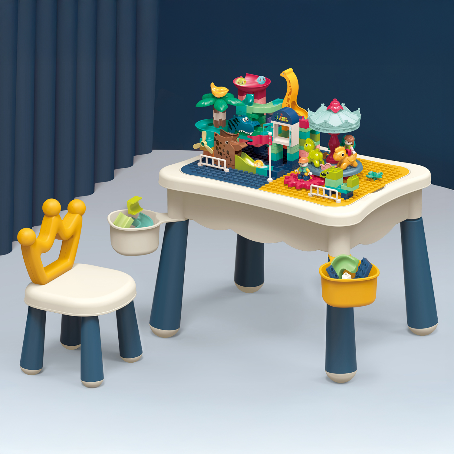 Un colorato set di giocattoli da costruzione con dinosauri e giostra su un tavolo, con una sedia per bambini nelle vicinanze.