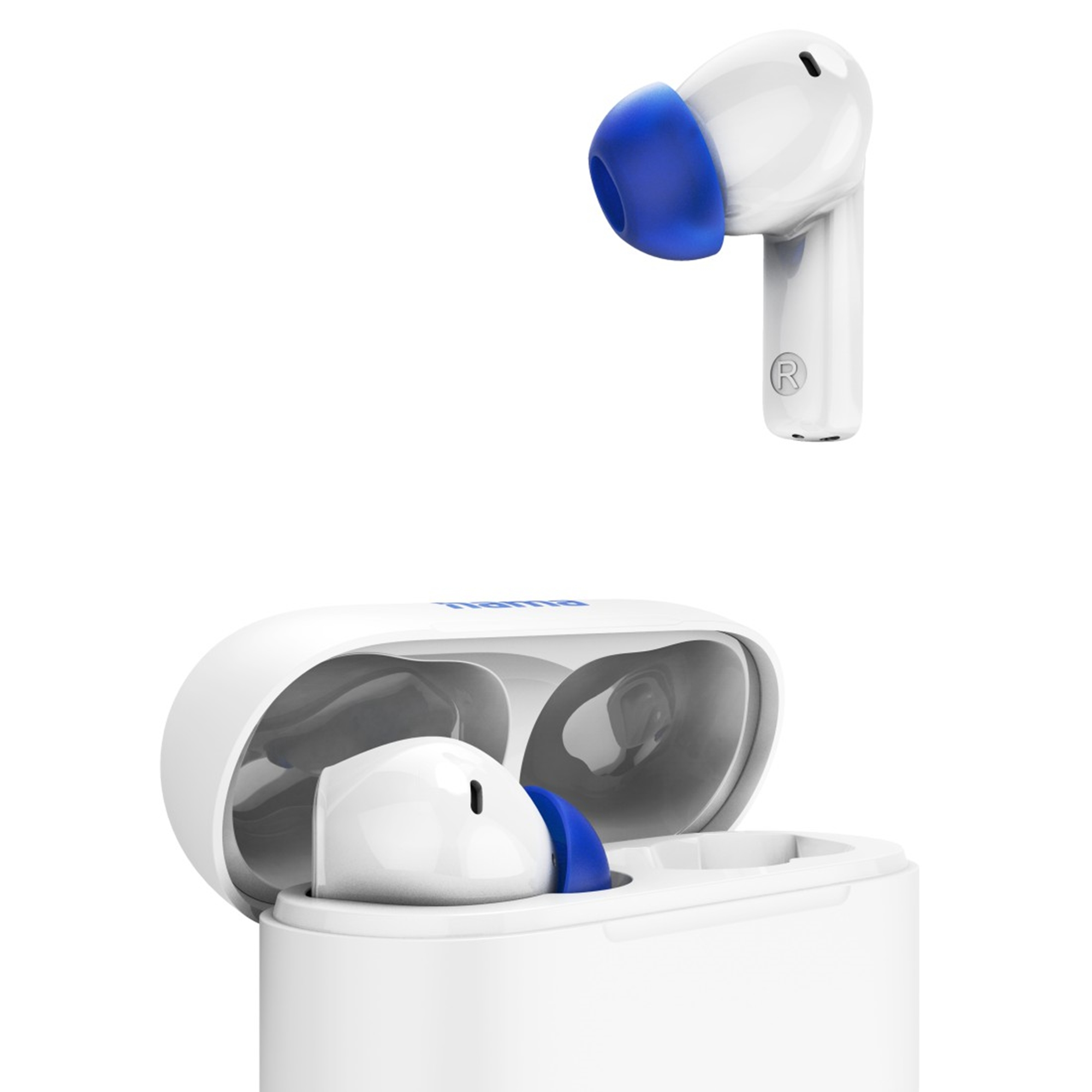 Un auricolare wireless bianco con punta blu sopra una custodia di ricarica bianca aperta.