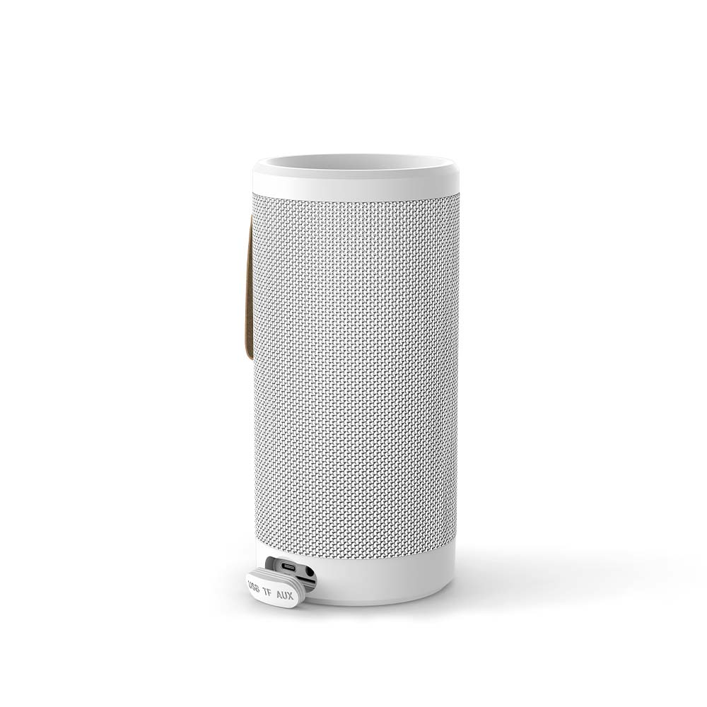 Cylindryczny biały głośnik z materiałowym pokrowcem i brązową skórzaną rączką.