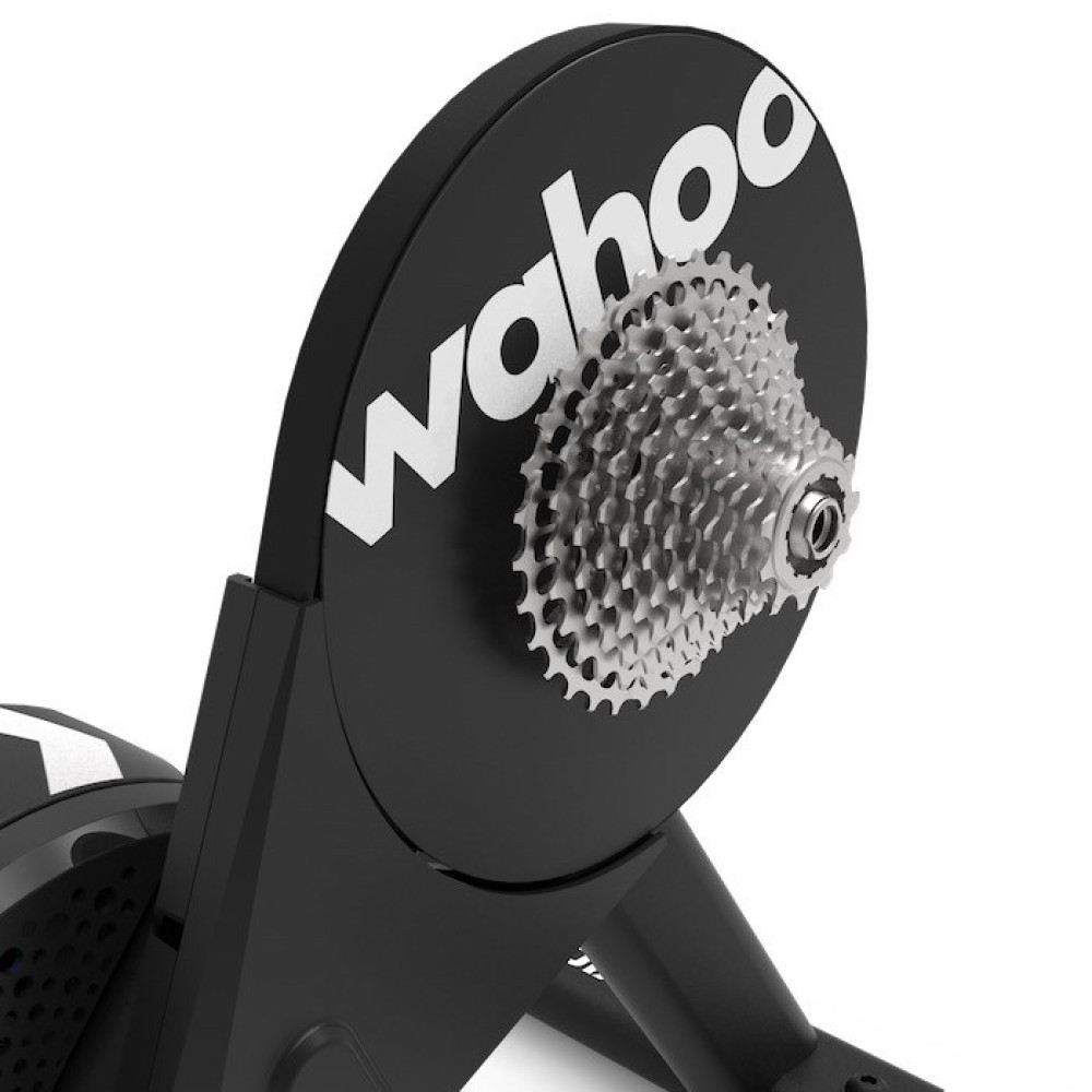 Volano nero per cyclette con logo Wahoo e cassetta.