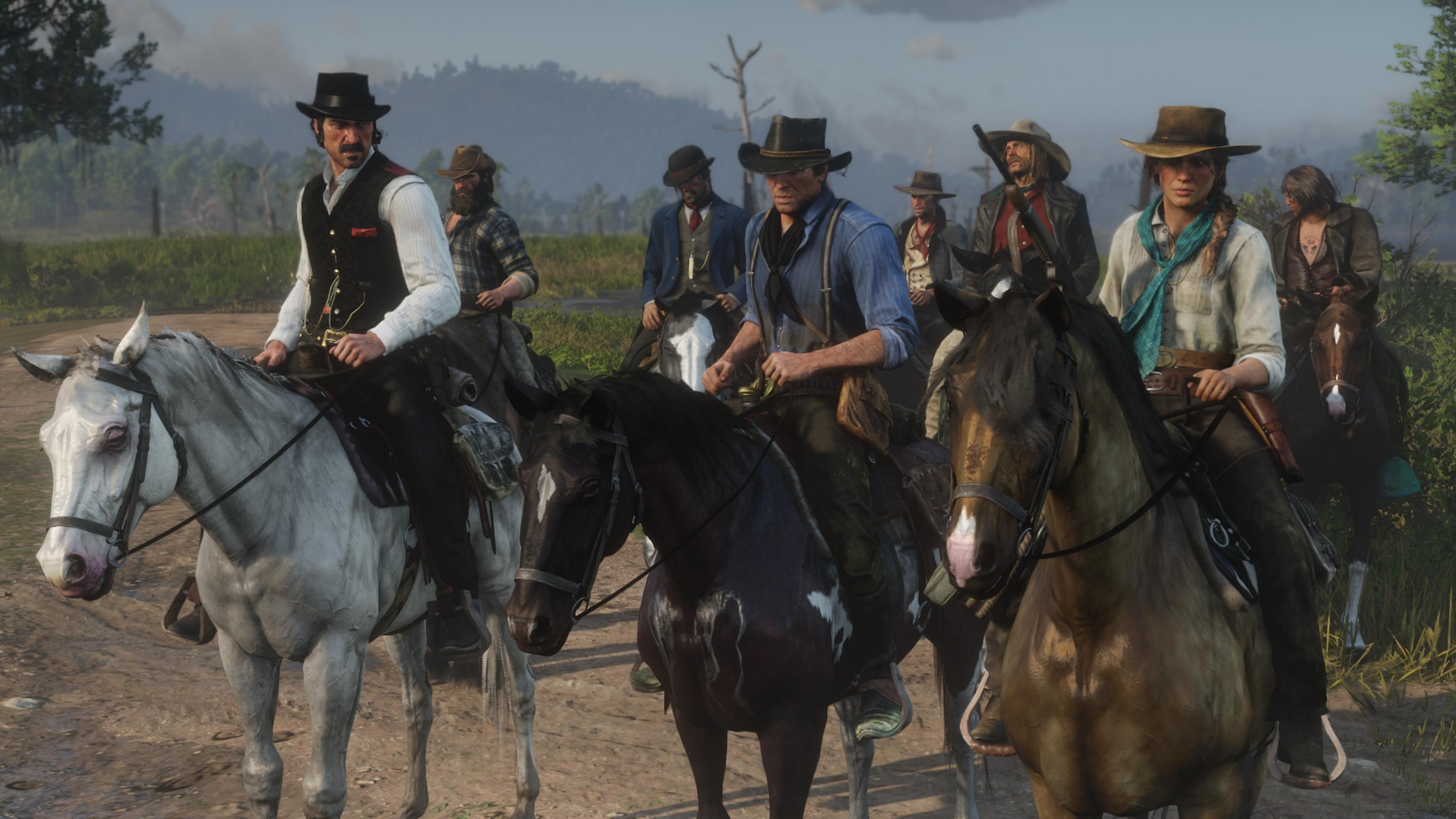 Een groep cowboys te paard rijdt over een onverhard pad, met bomen en een bewolkte hemel op de achtergrond.