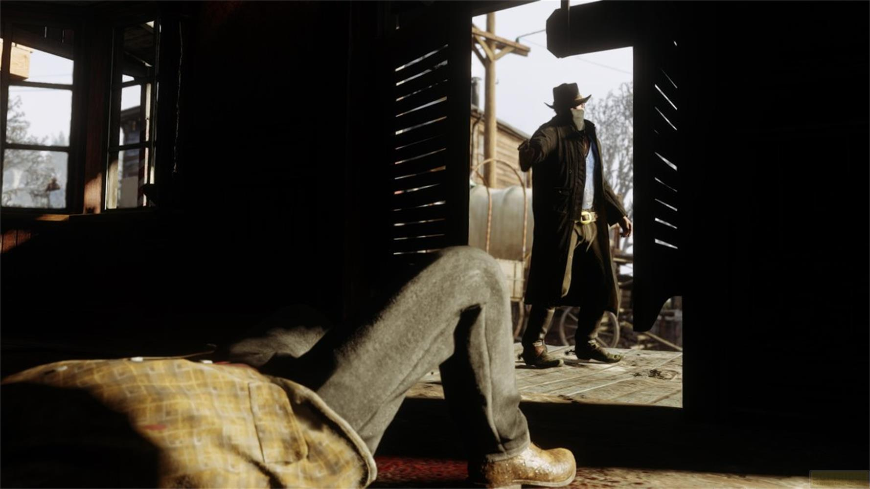 Een man met cowboyhoed richt een pistool in een donkere kamer. Een andere man ligt op de grond.