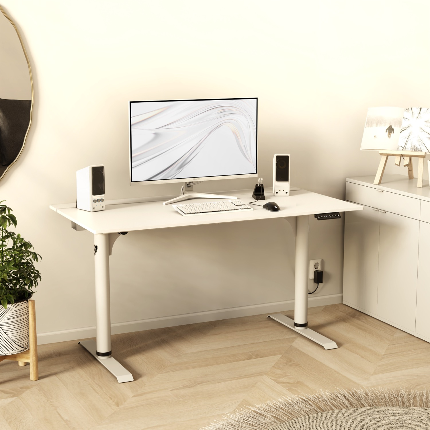 Una scrivania bianca con monitor, tastiera, mouse e altoparlanti su un pavimento in legno.